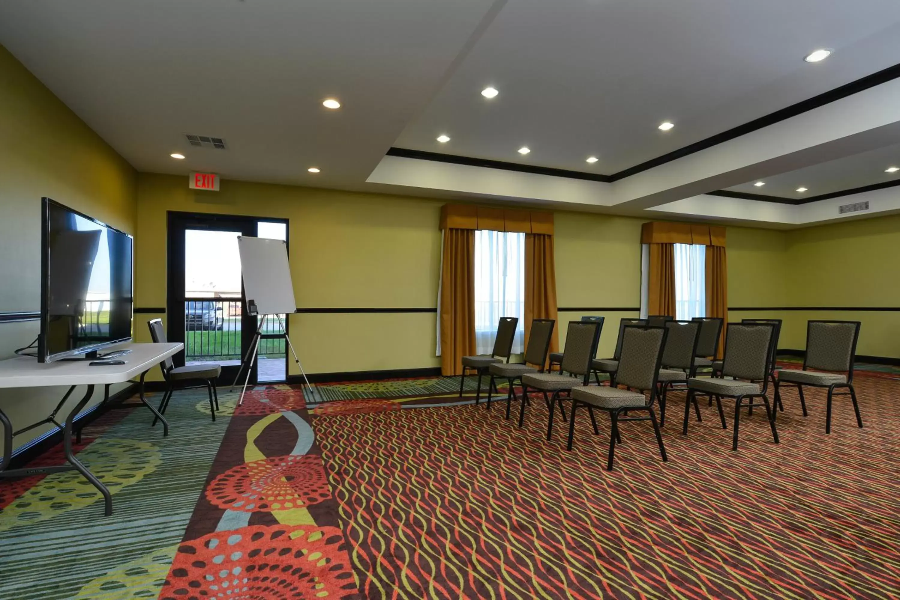 Meeting/conference room in Holiday Inn Express Alva, an IHG Hotel