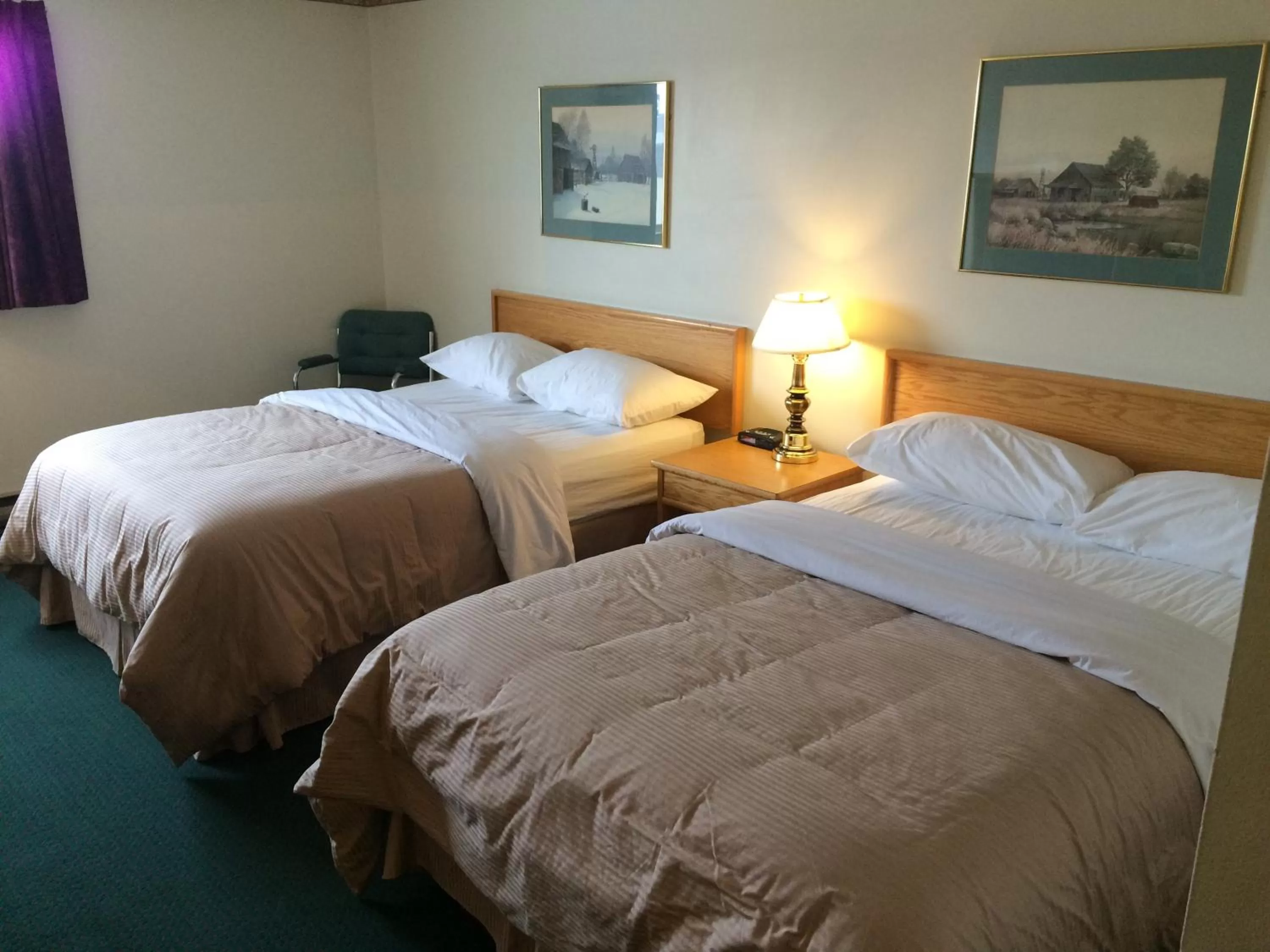 Double Room with Two Double Beds - Smoking in Colonial Inn