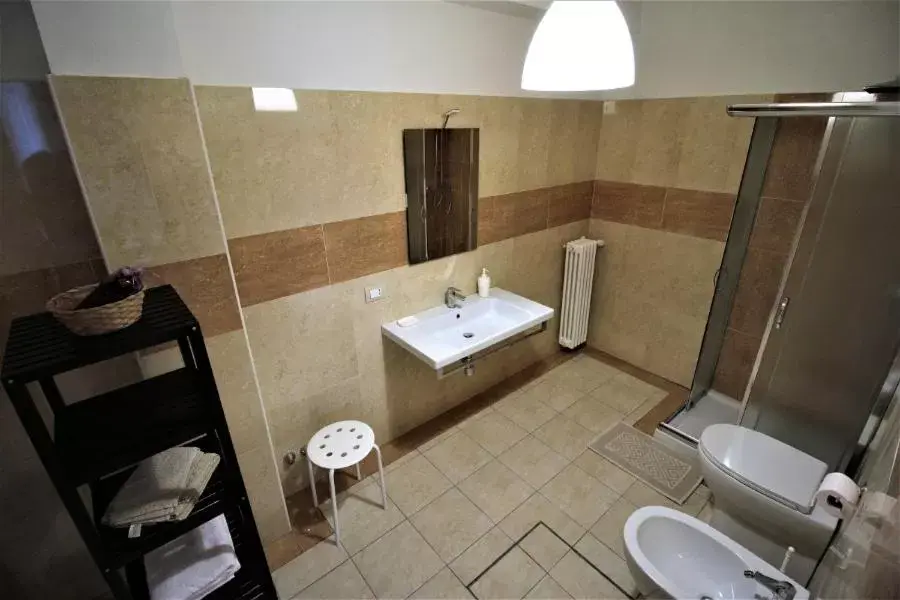 Shower, Bathroom in Radices Bed & Breakfast