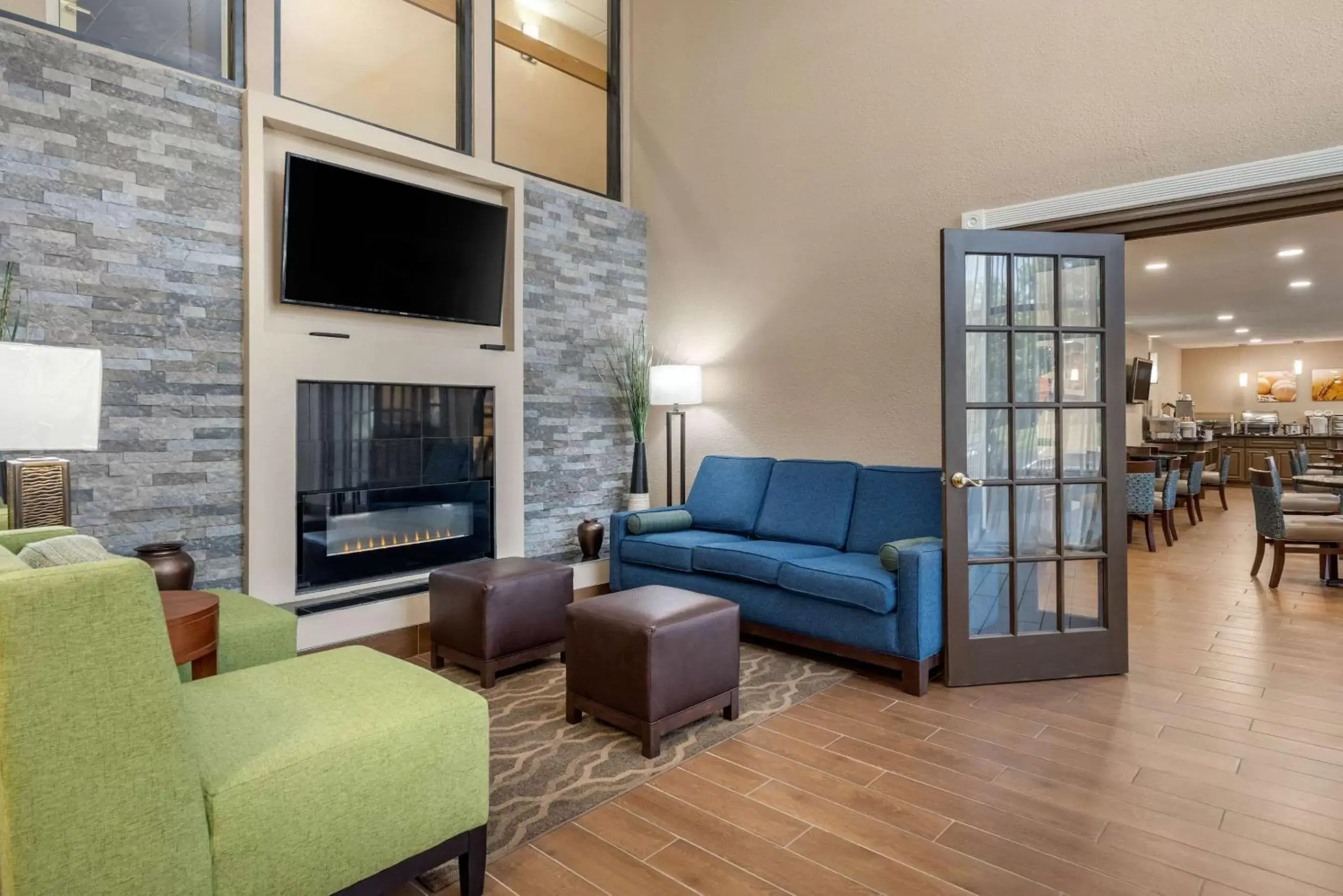 Lobby or reception, Seating Area in Comfort Inn South