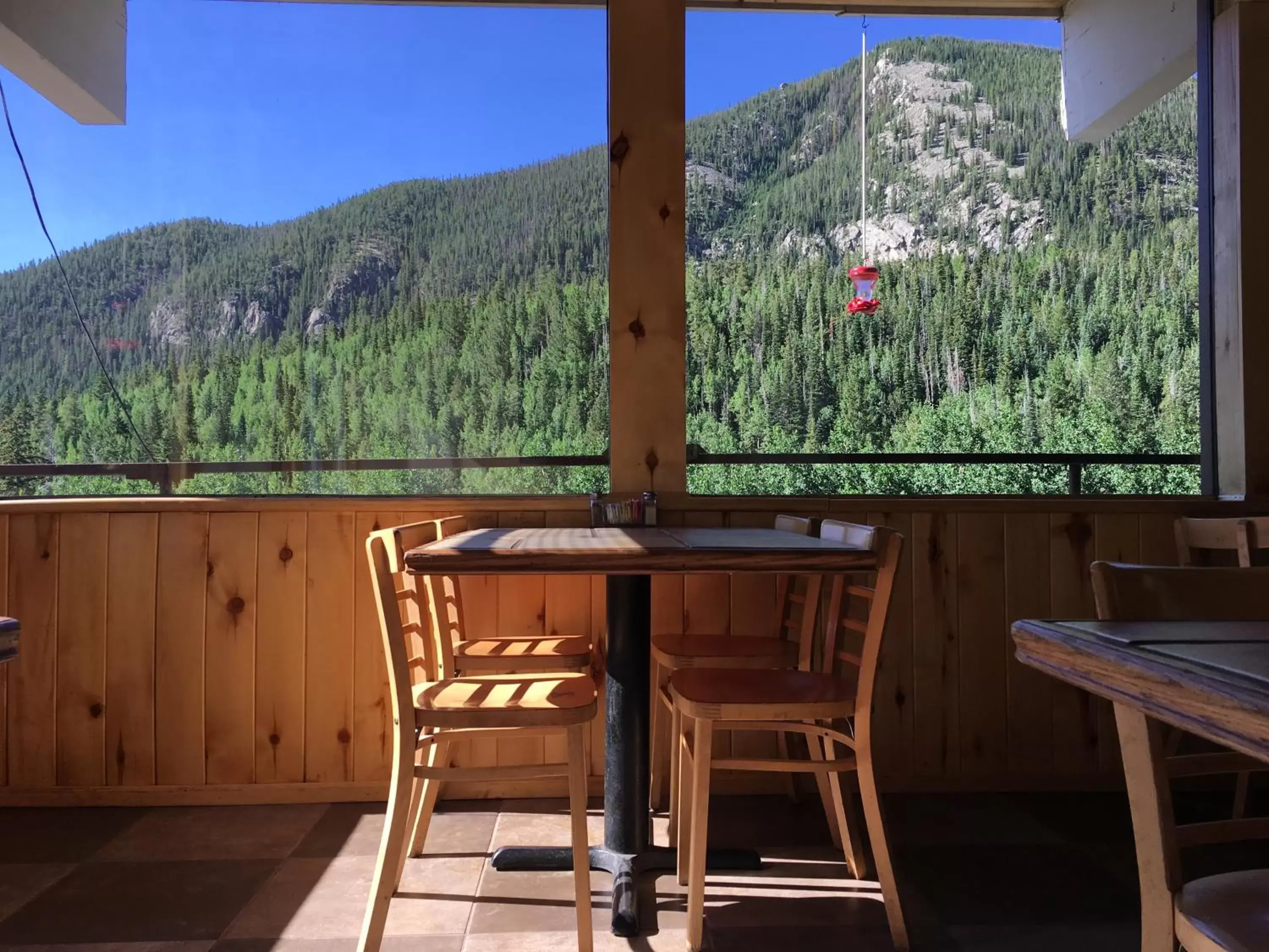 Restaurant/places to eat, Balcony/Terrace in Monarch Mountain Lodge