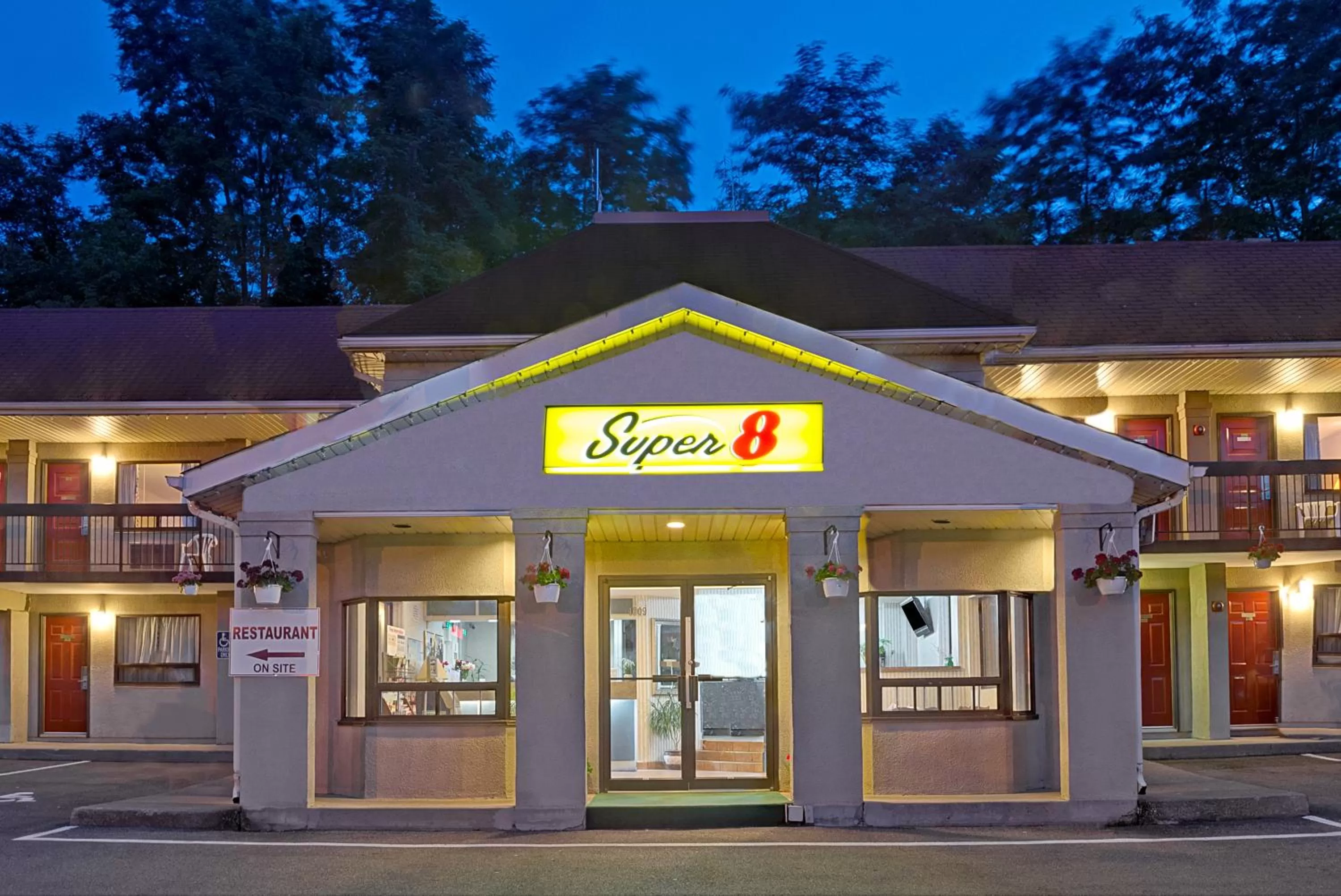 Facade/entrance in Super 8 by Wyndham Niagara Falls North