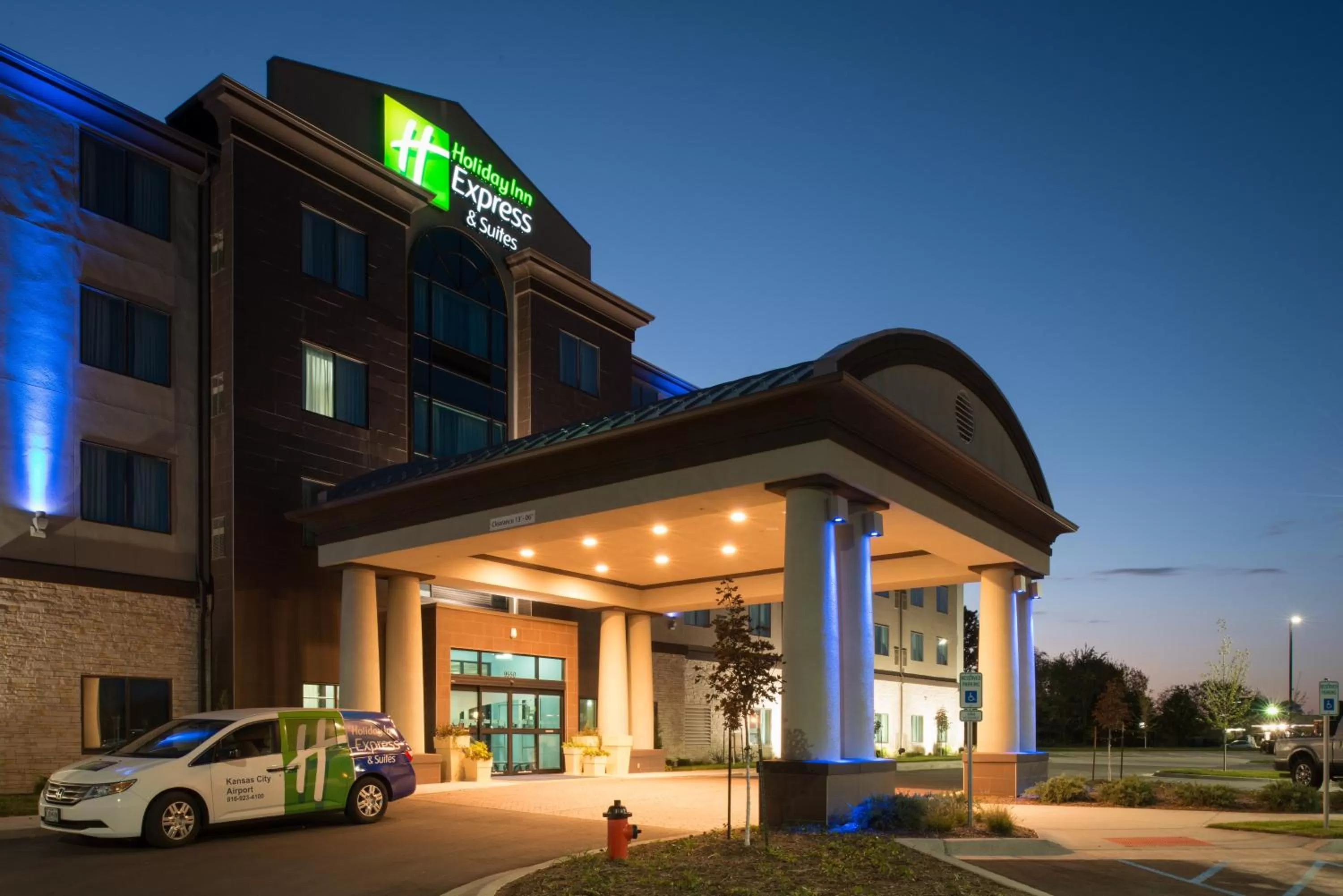 Holiday Inn Express & Suites Kansas City Airport by IHG