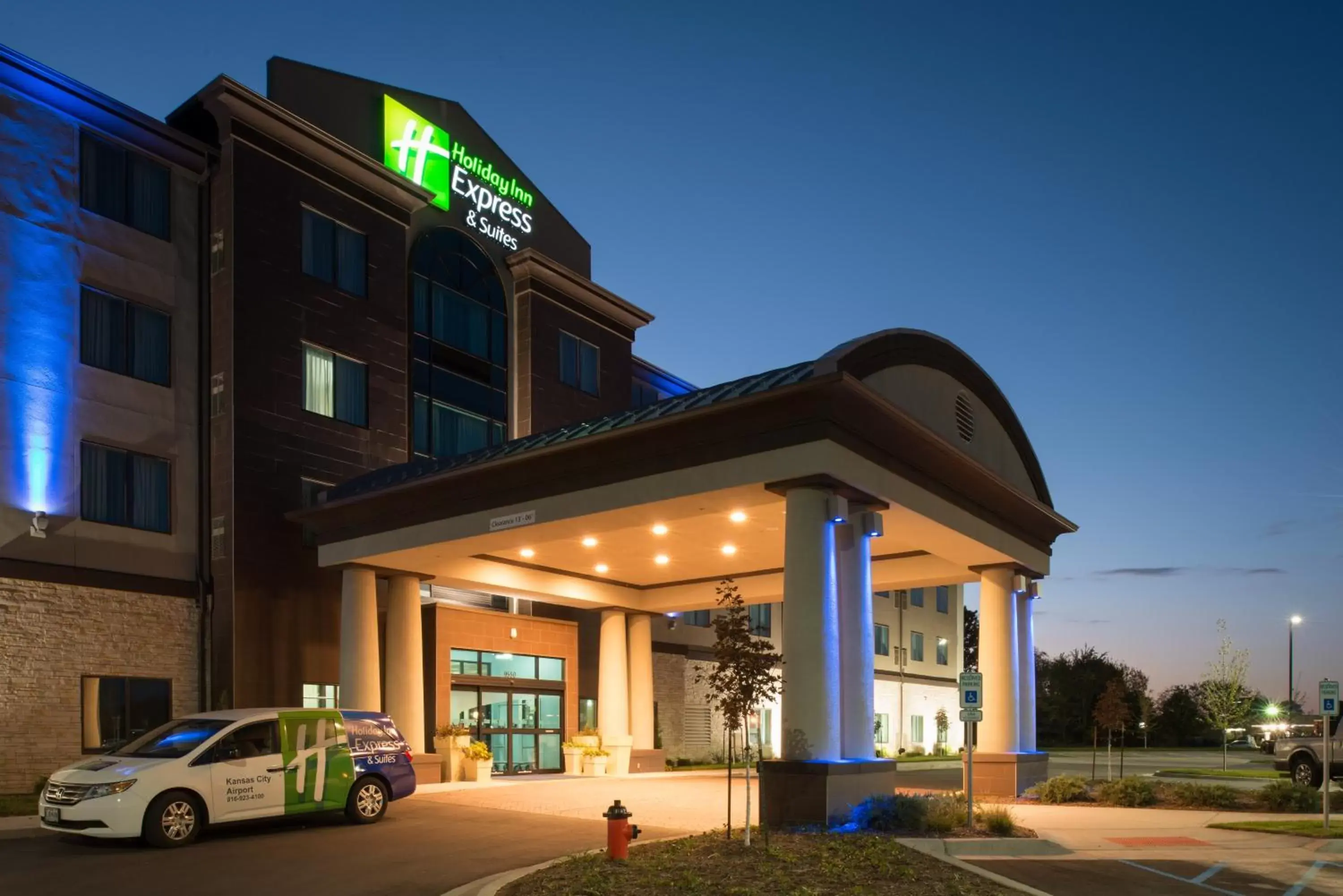 Property Building in Holiday Inn Express & Suites Kansas City Airport, an IHG Hotel