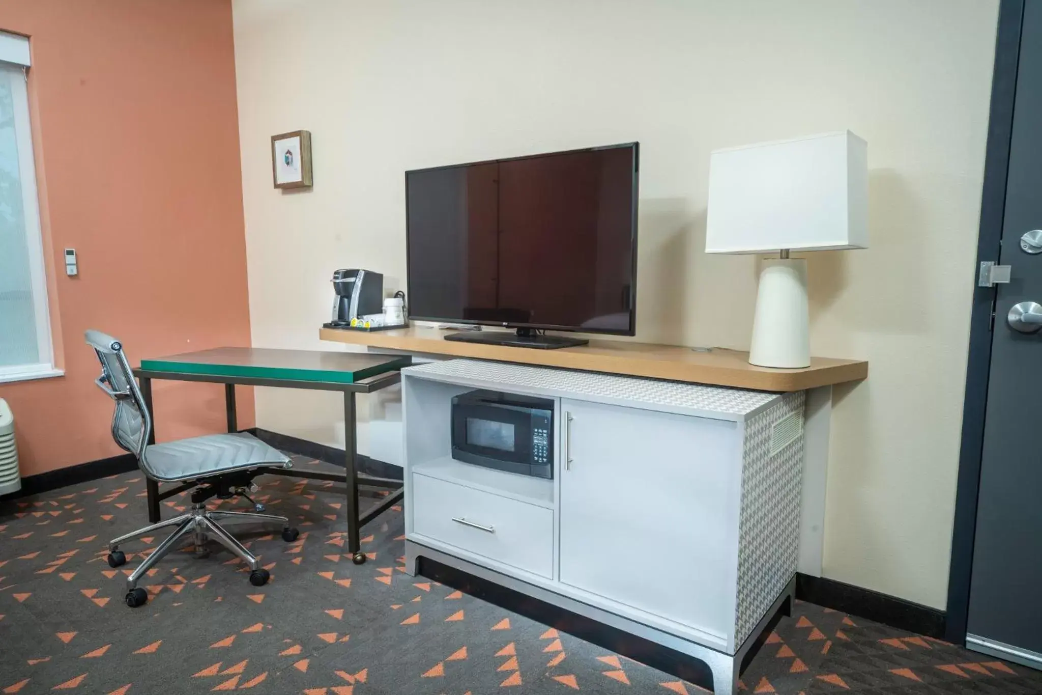 Photo of the whole room, TV/Entertainment Center in Holiday Inn St Louis - Creve Coeur