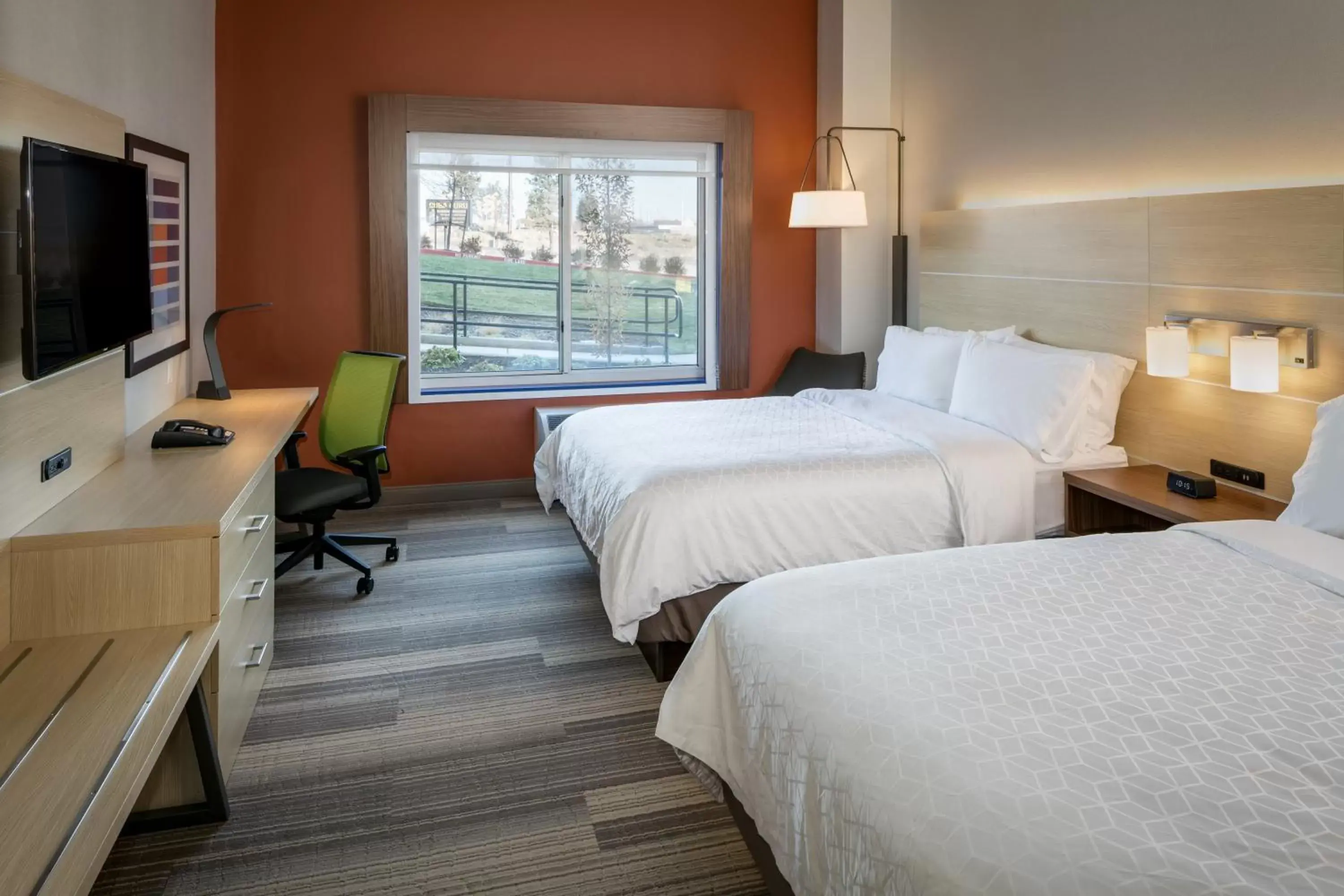 Bed in Holiday Inn Express & Suites - Bend South, an IHG Hotel