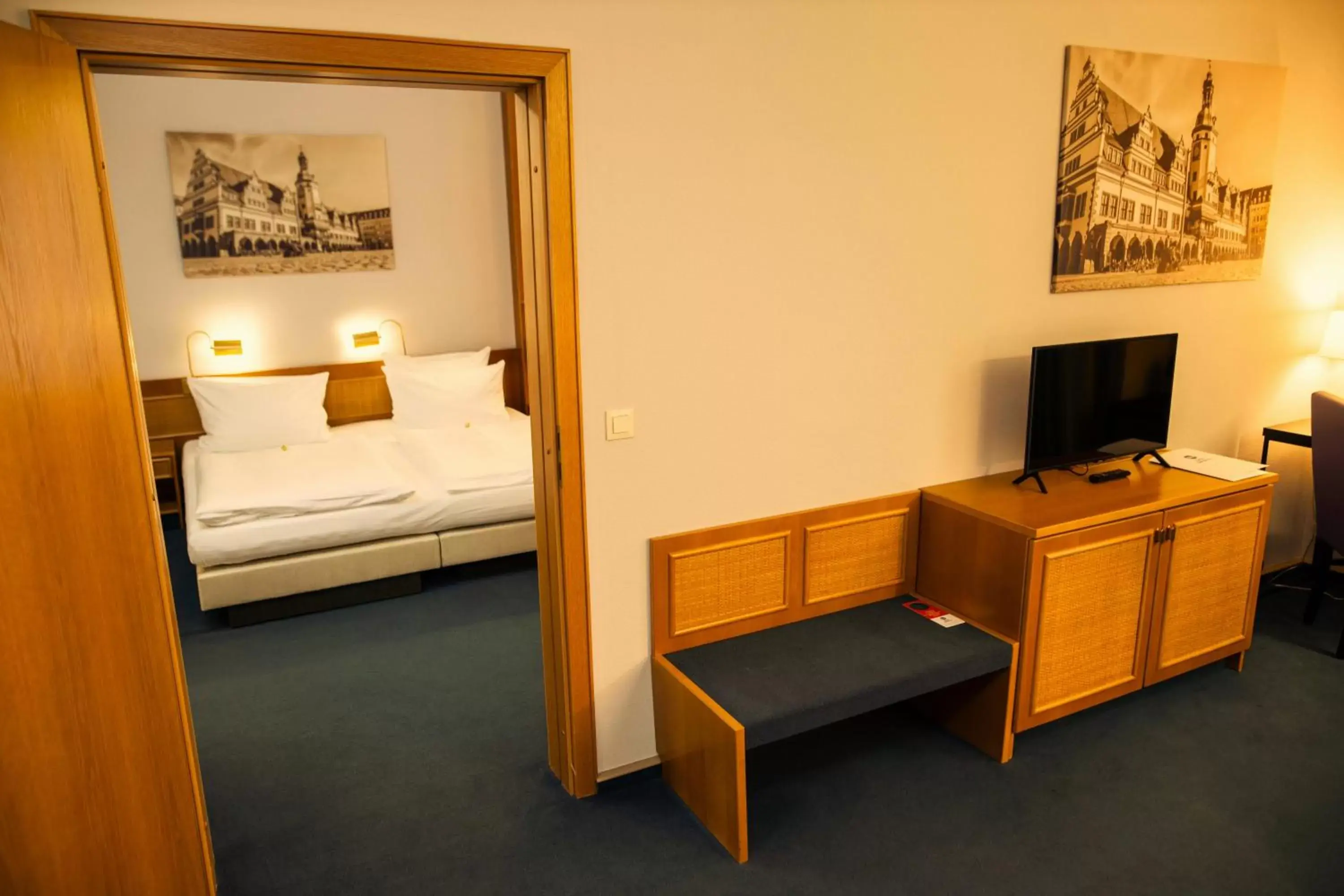 Bed, TV/Entertainment Center in Best Western Parkhotel Brehna-Halle