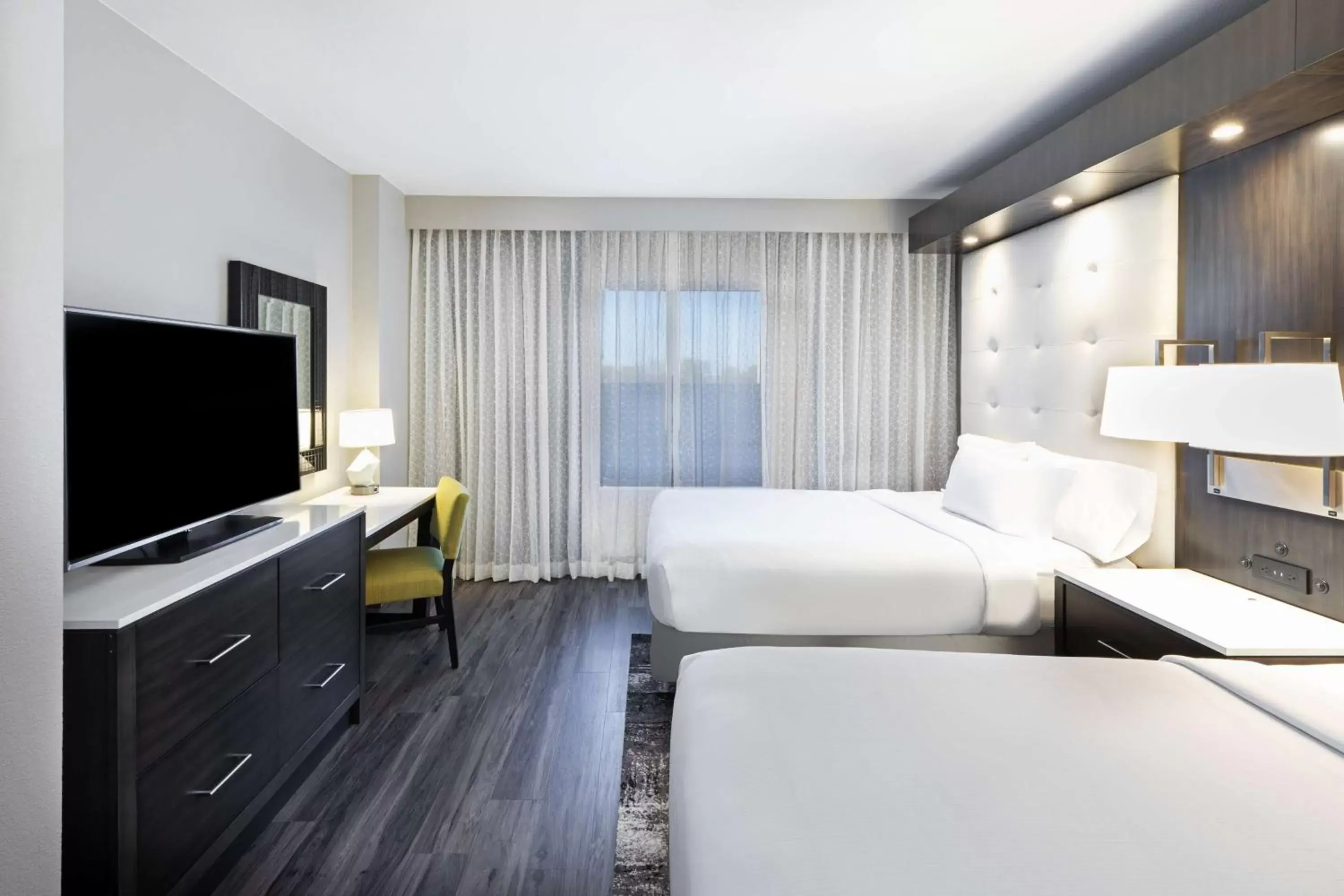 Bed, TV/Entertainment Center in Embassy Suites by Hilton Houston-Energy Corridor