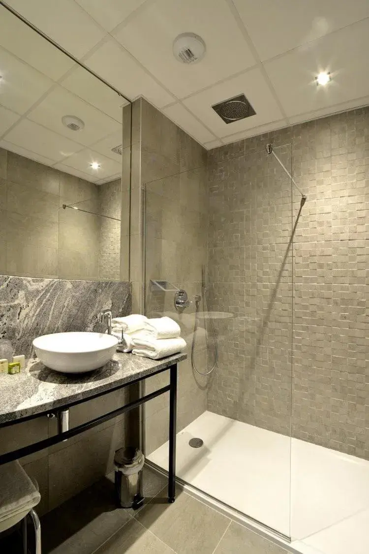 Bathroom in Hotel Victor Hugo & Spa