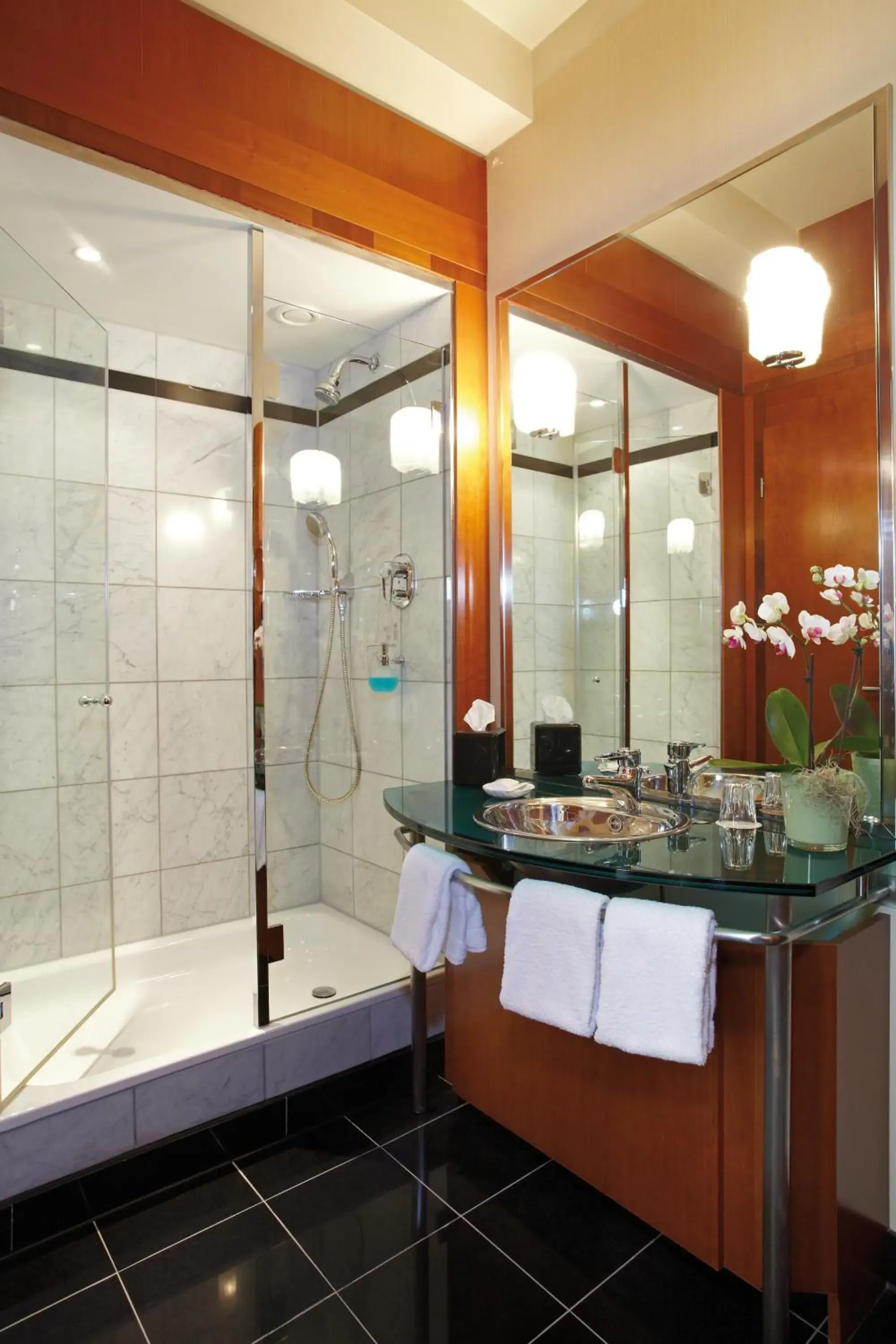 Shower, Bathroom in Seaside Park Hotel Leipzig