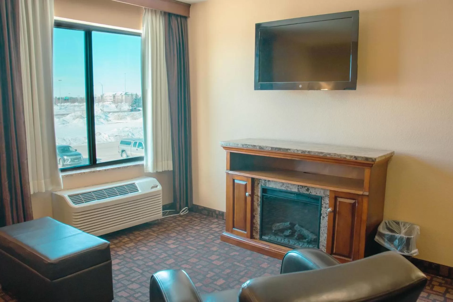TV and multimedia in Expressway Suites of Grand Forks