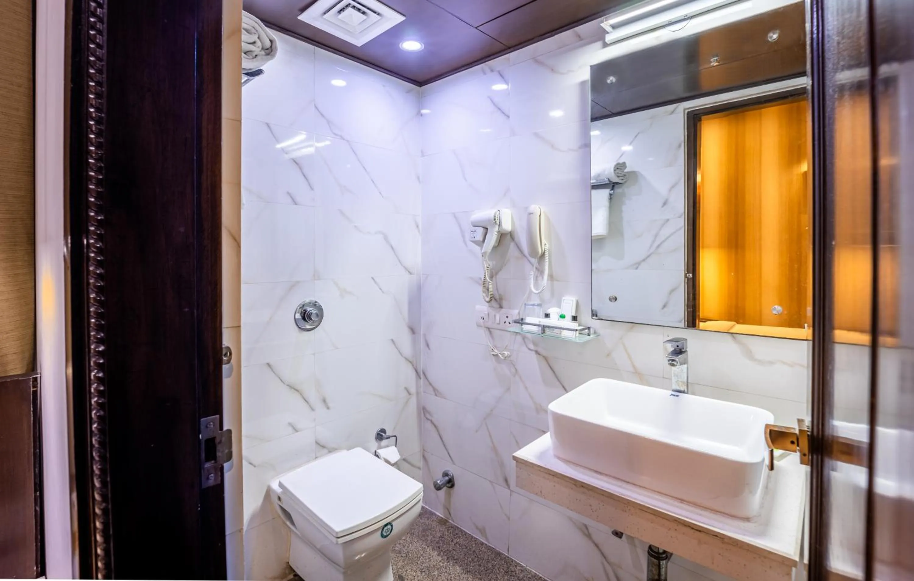 Bathroom in Hotel Shanti Palace Mahipalpur