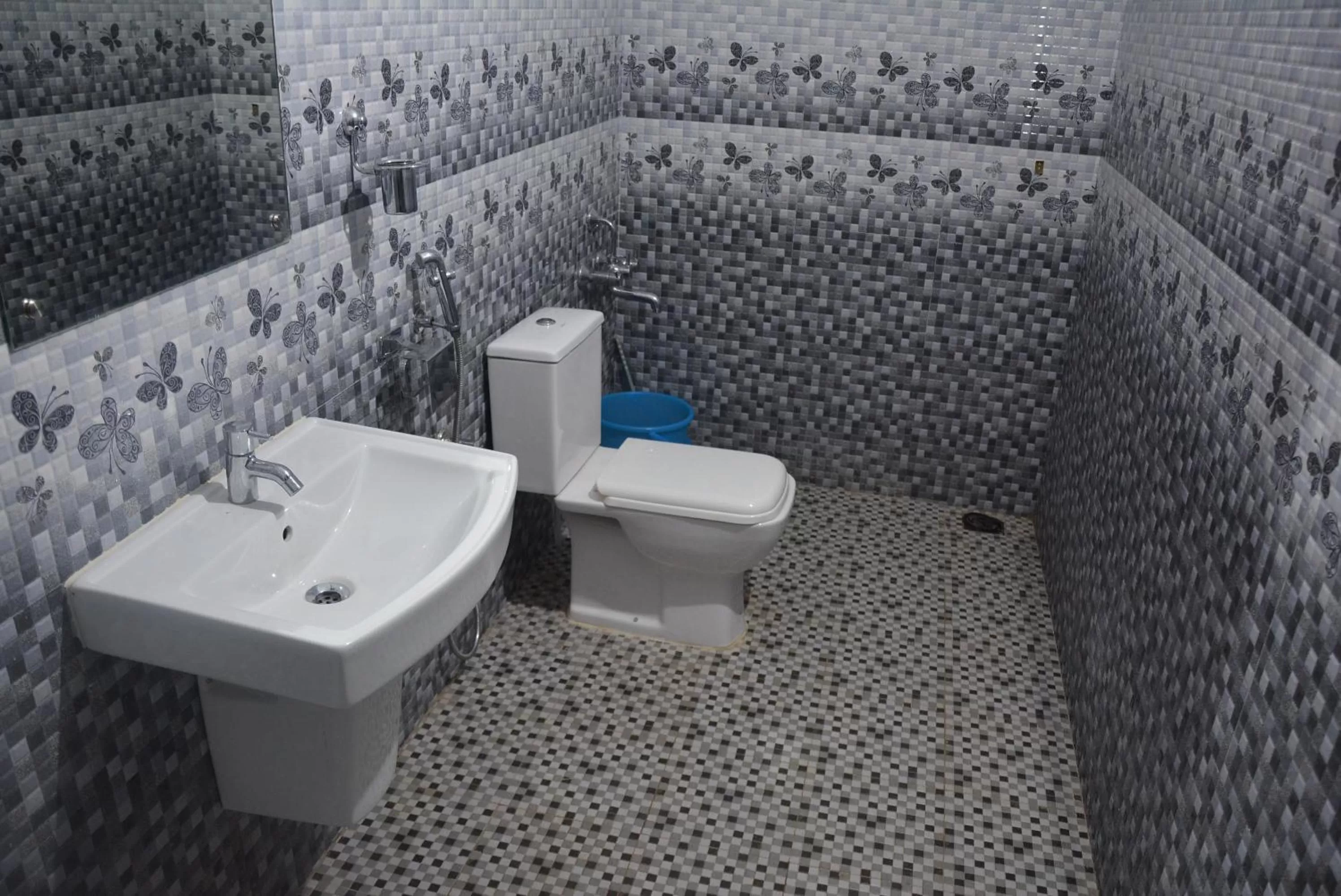 Bathroom in White Shell