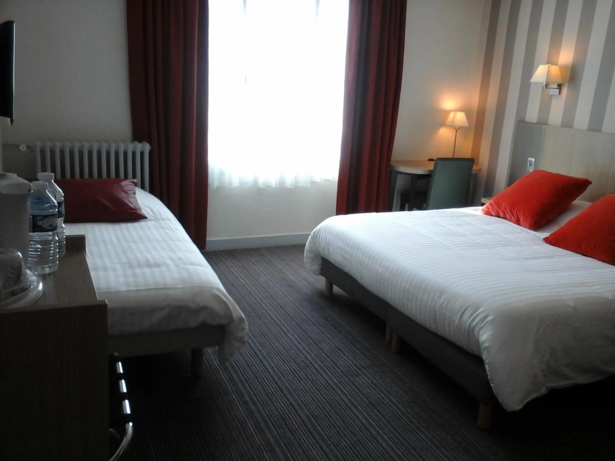 Photo of the whole room, Bed in Hôtel Carmin