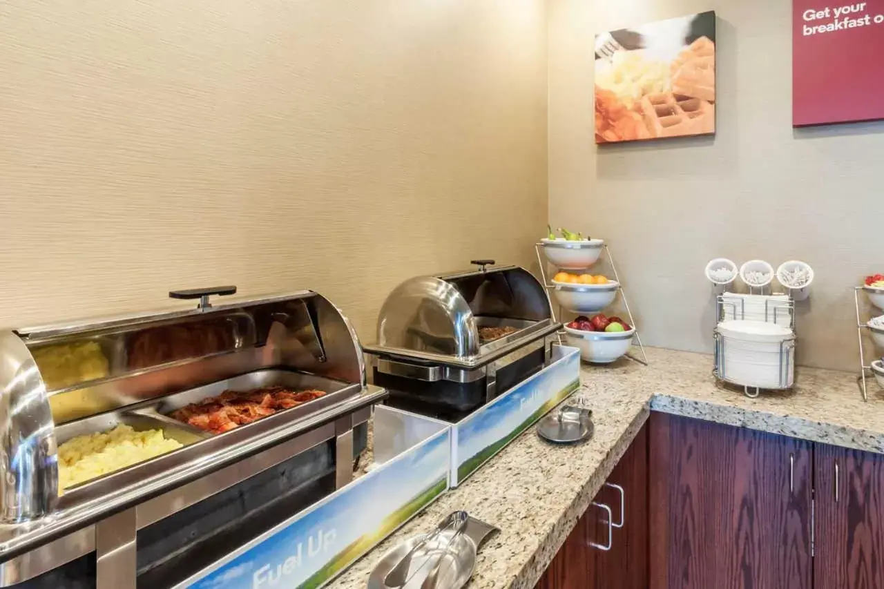 Continental breakfast, Kitchen/Kitchenette in Comfort Suites Brookings