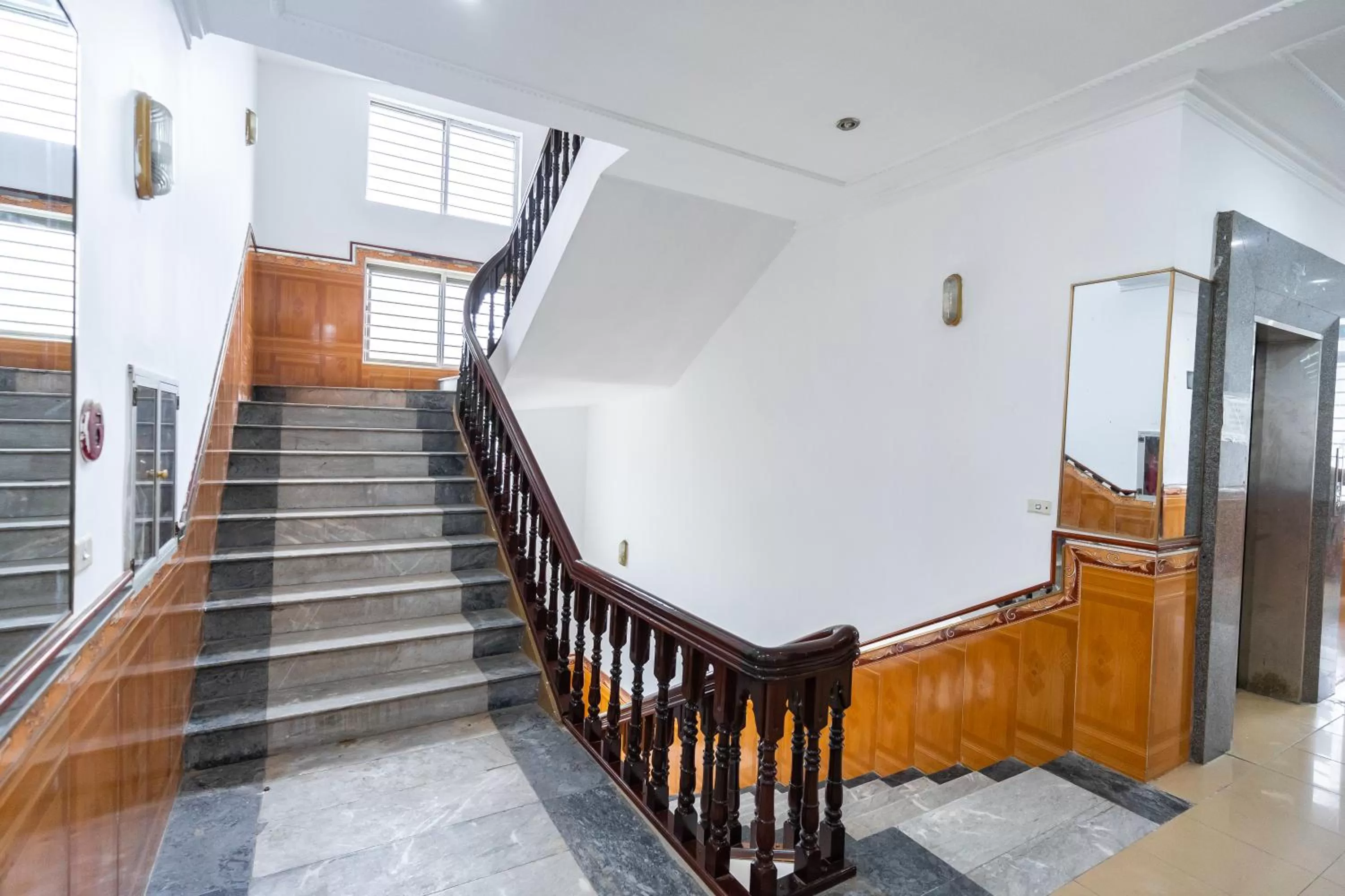 PHÚ QUÝ HOTEL near ĐÔNG KINH MARKET