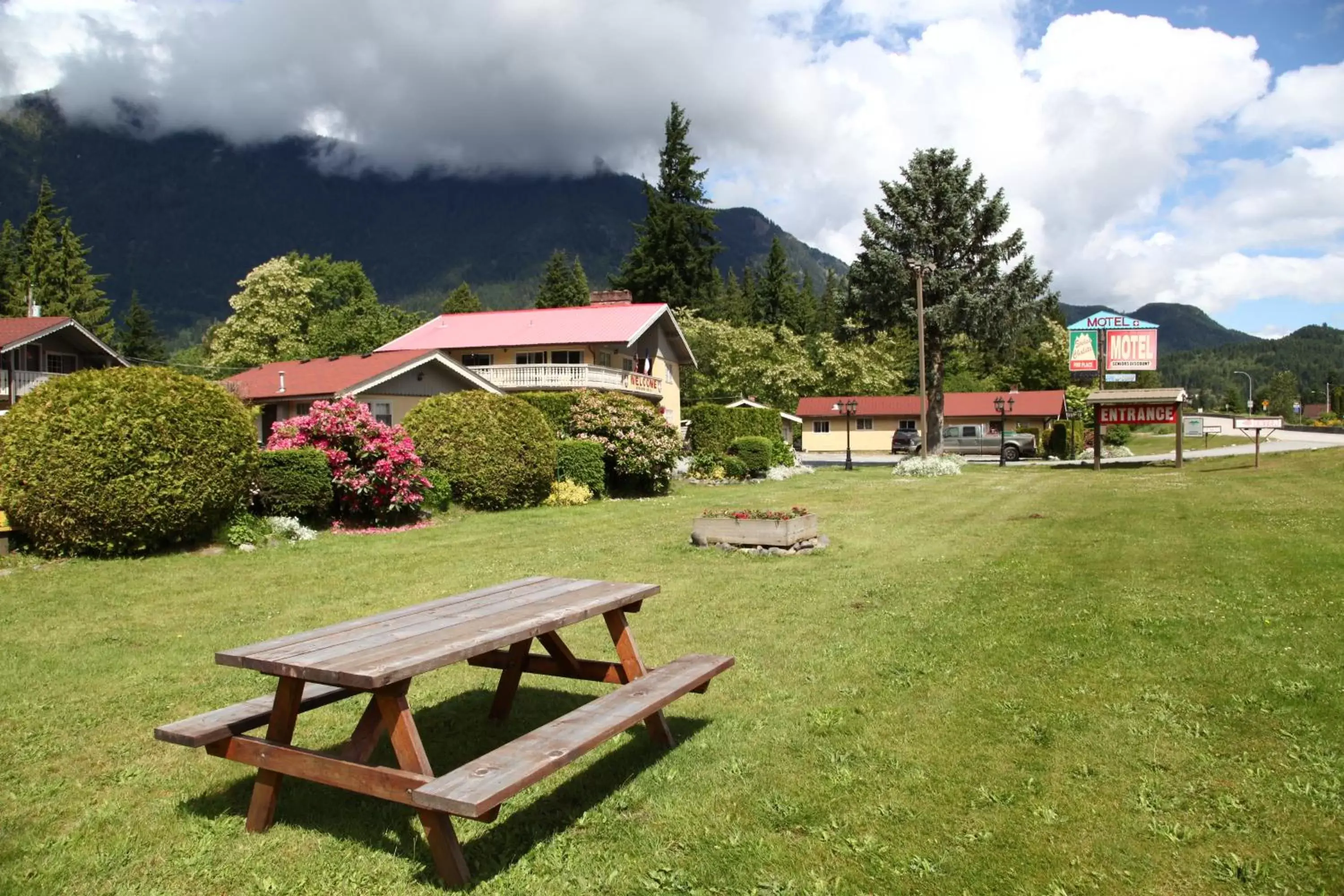 Property Building in Swiss Chalets Motel