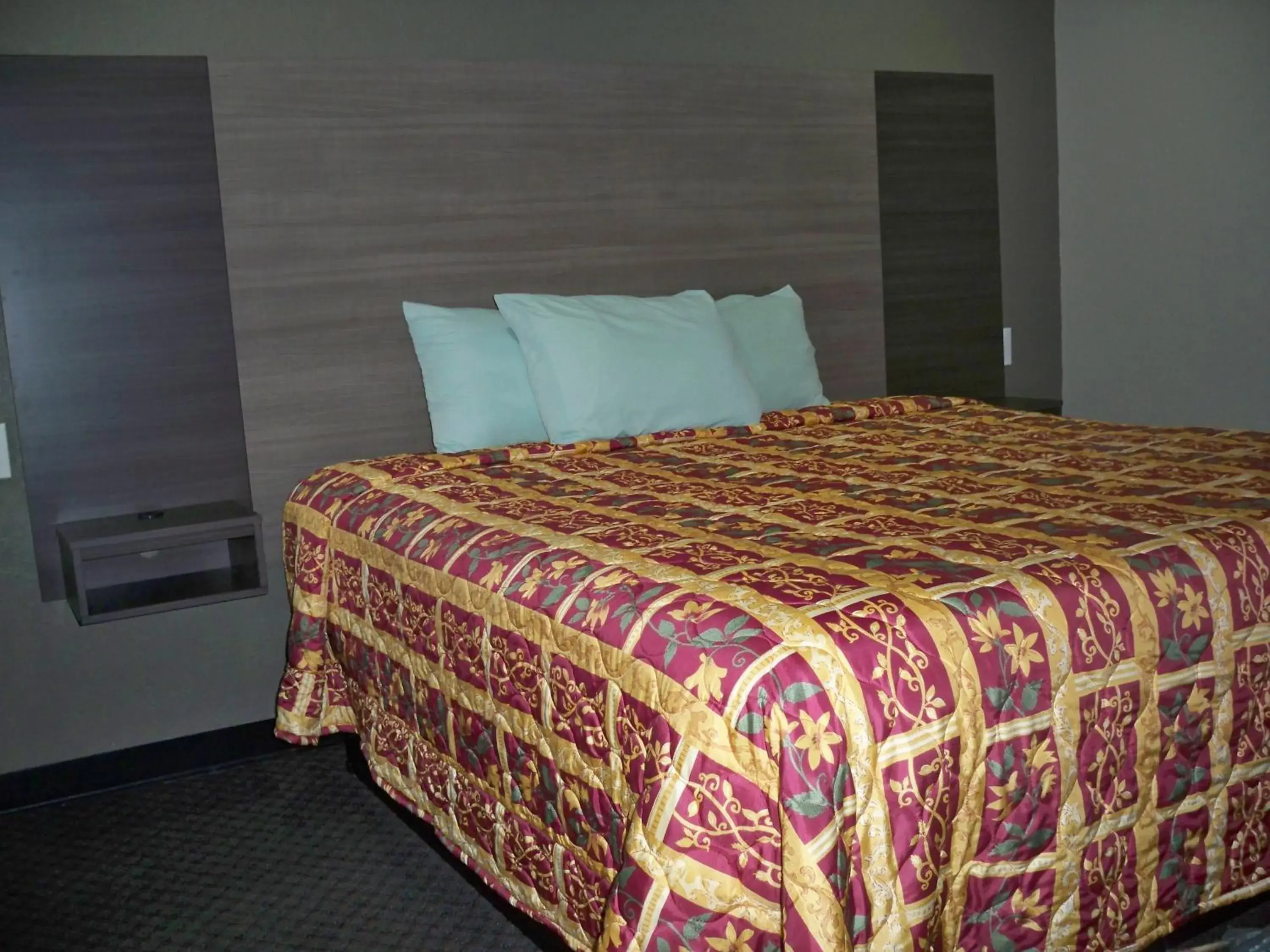 Bed in Scottish Inn and Suites Beaumont