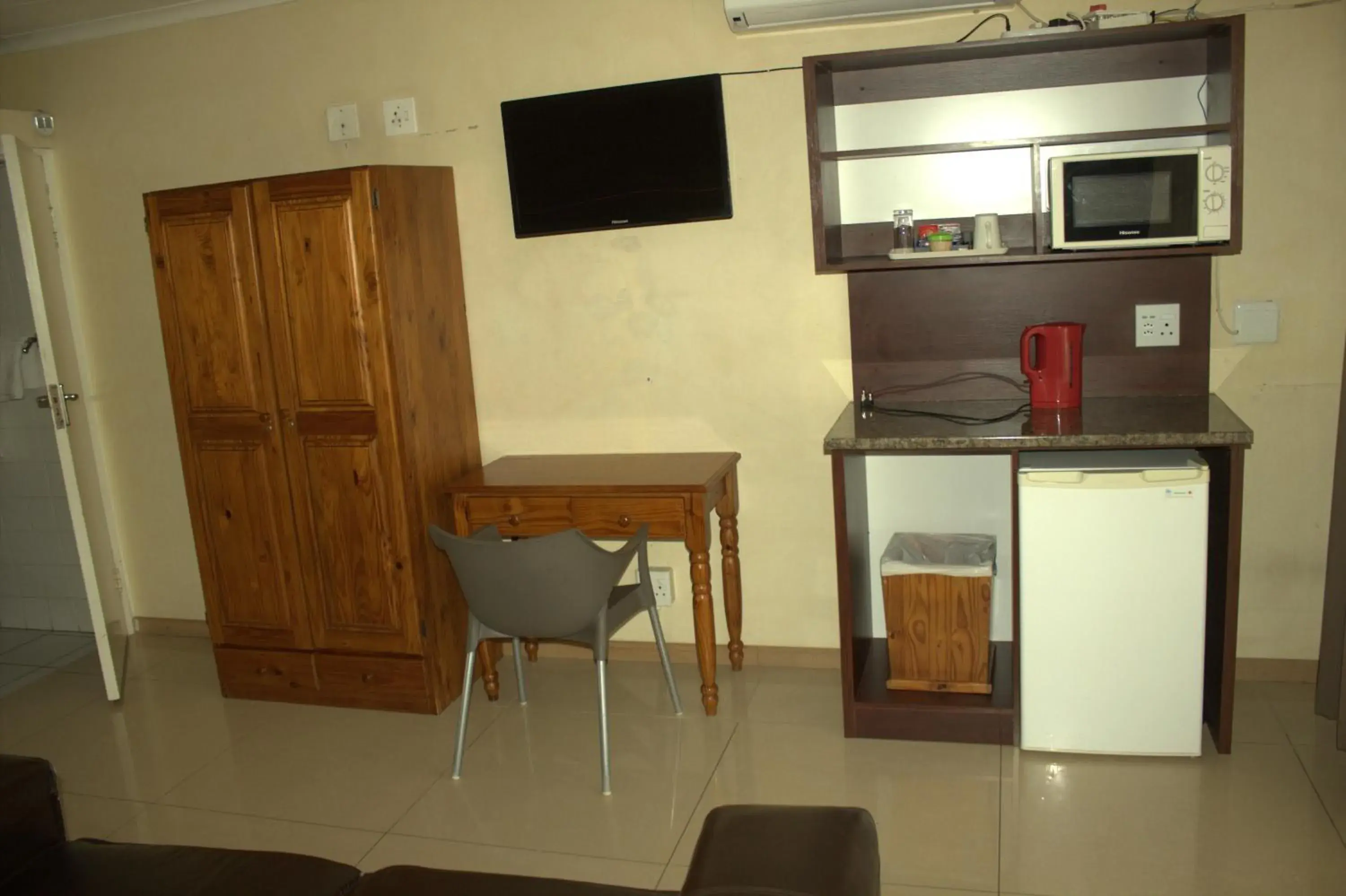 TV and multimedia, Kitchen/Kitchenette in Purple Olive Guest House