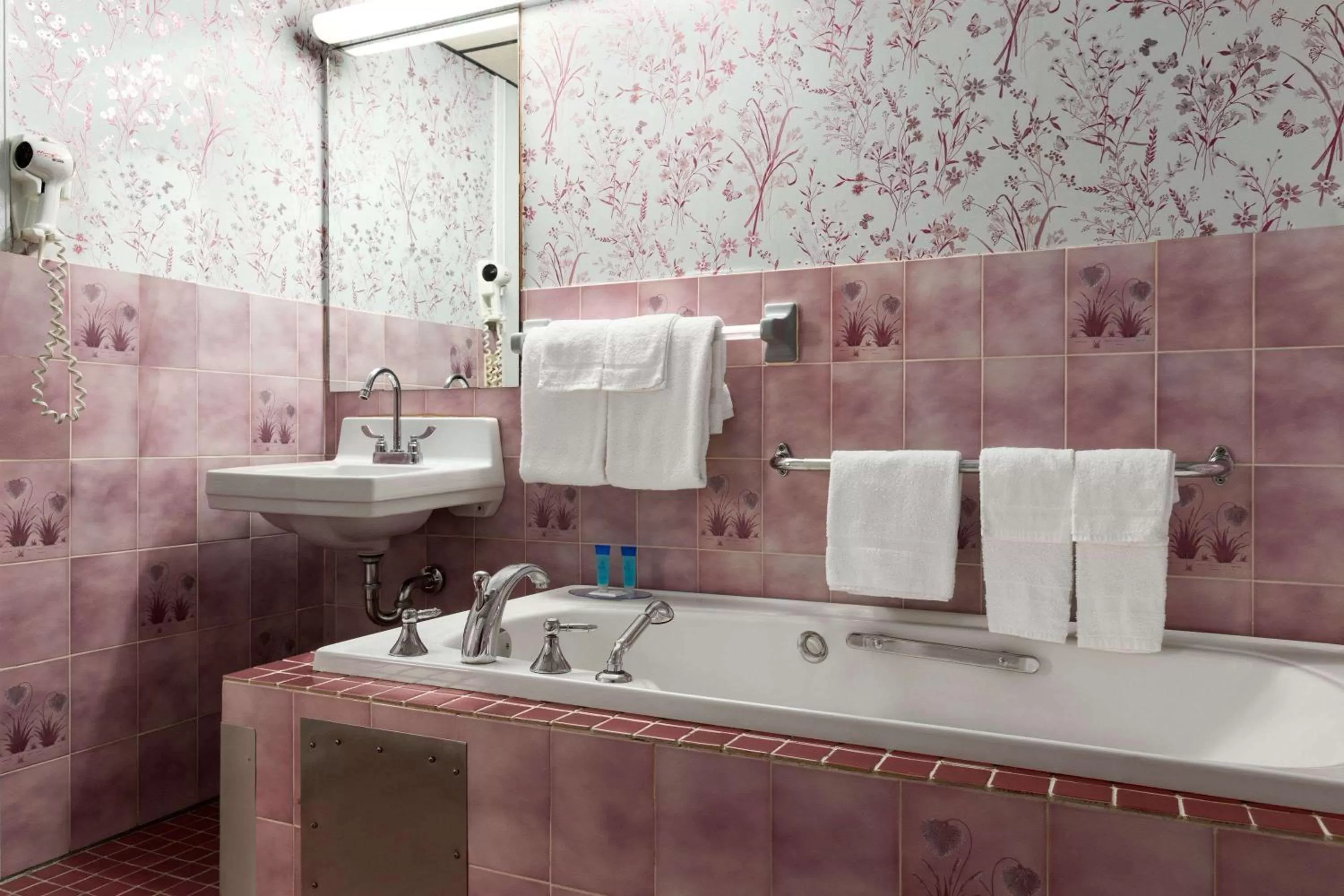 Bathroom in Travelodge by Wyndham Baie Comeau