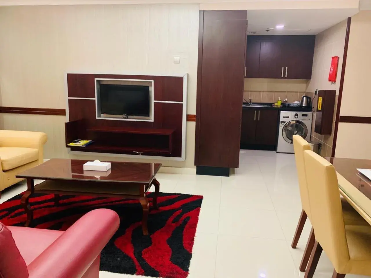 Kitchen or kitchenette, TV/Entertainment Center in Hala Inn Hotel Apartments - BAITHANS