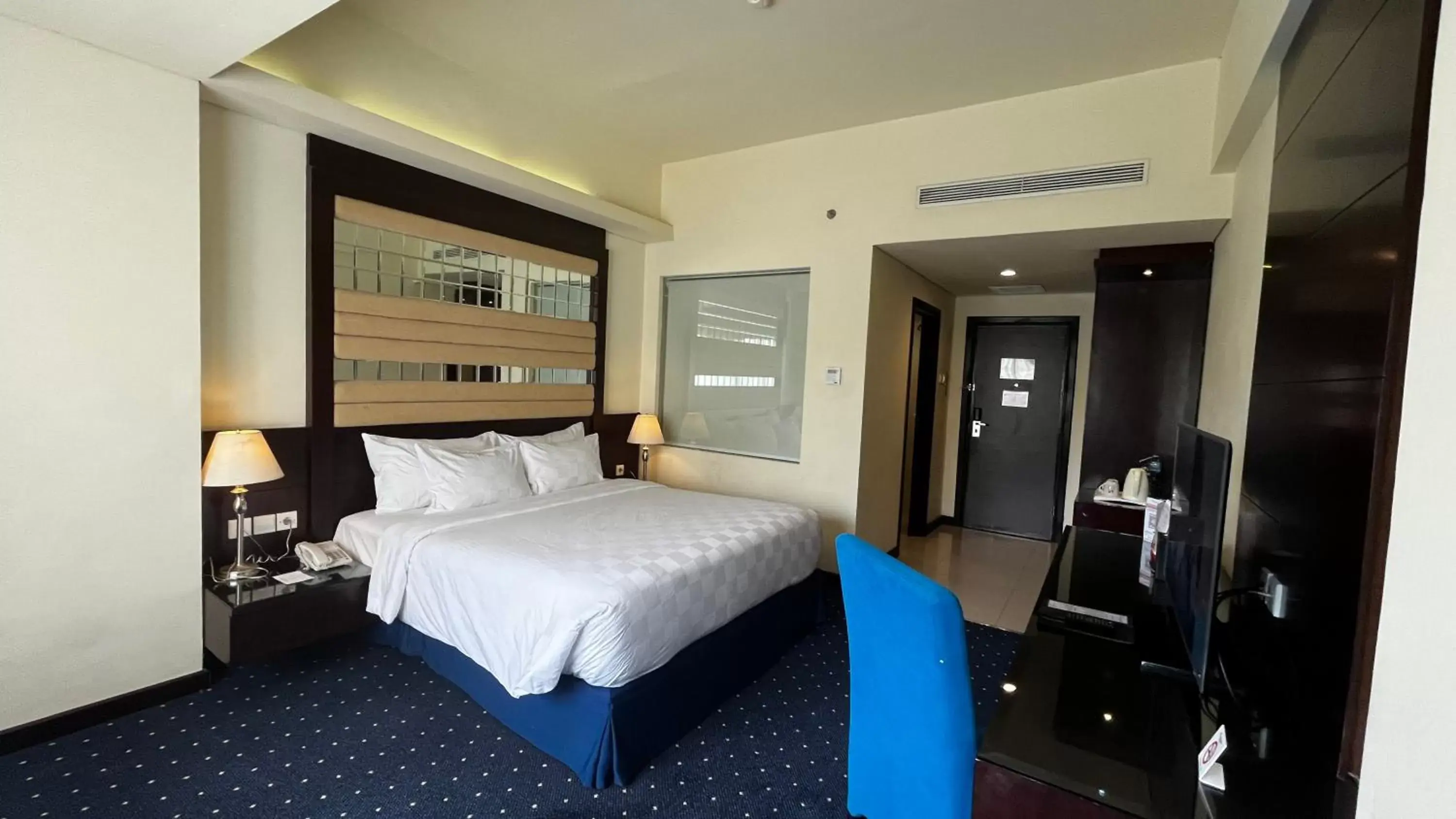 View (from property/room), Bed in Swiss-Belhotel Silae Palu