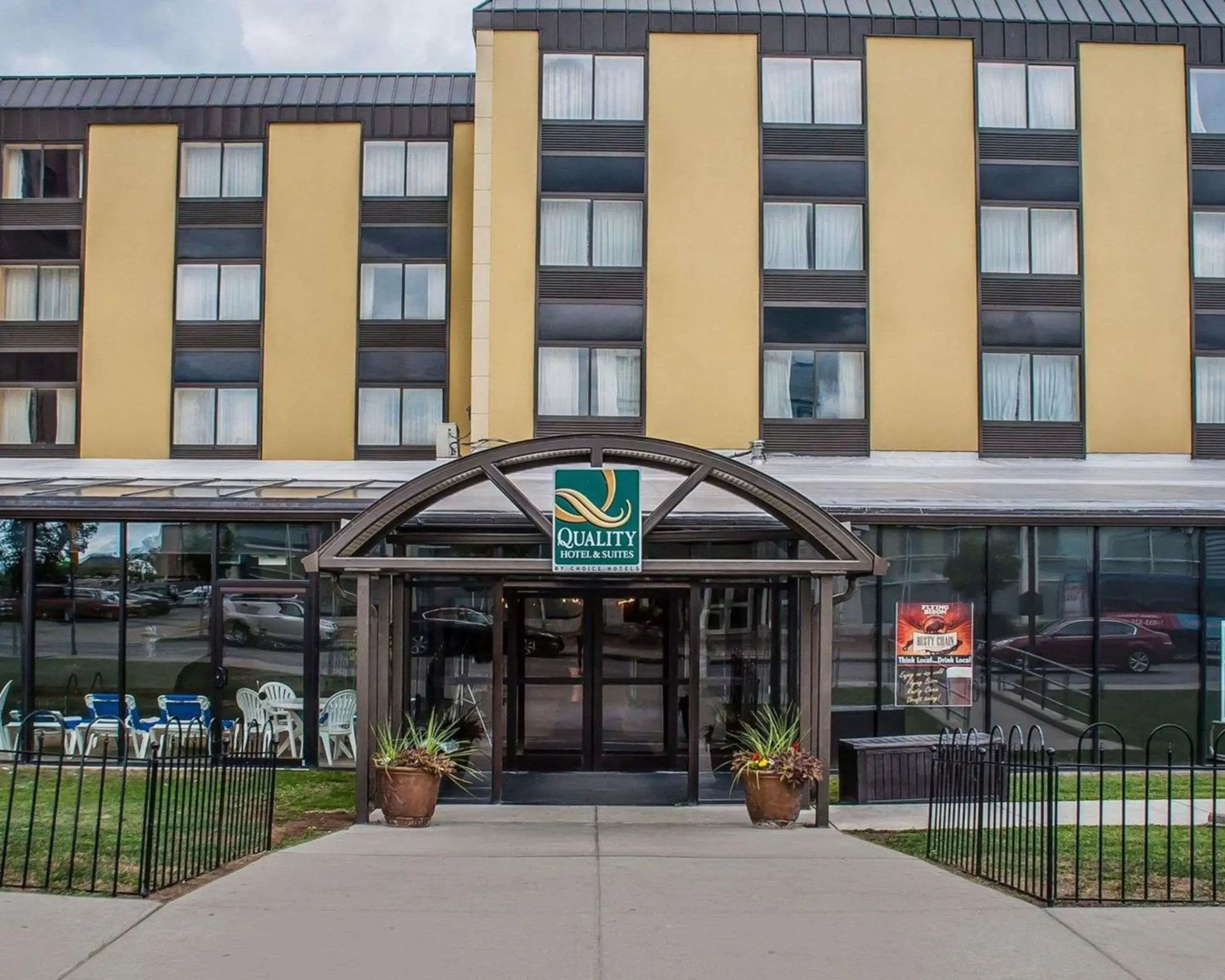 Property Building in Quality Hotel & Suites At The Falls