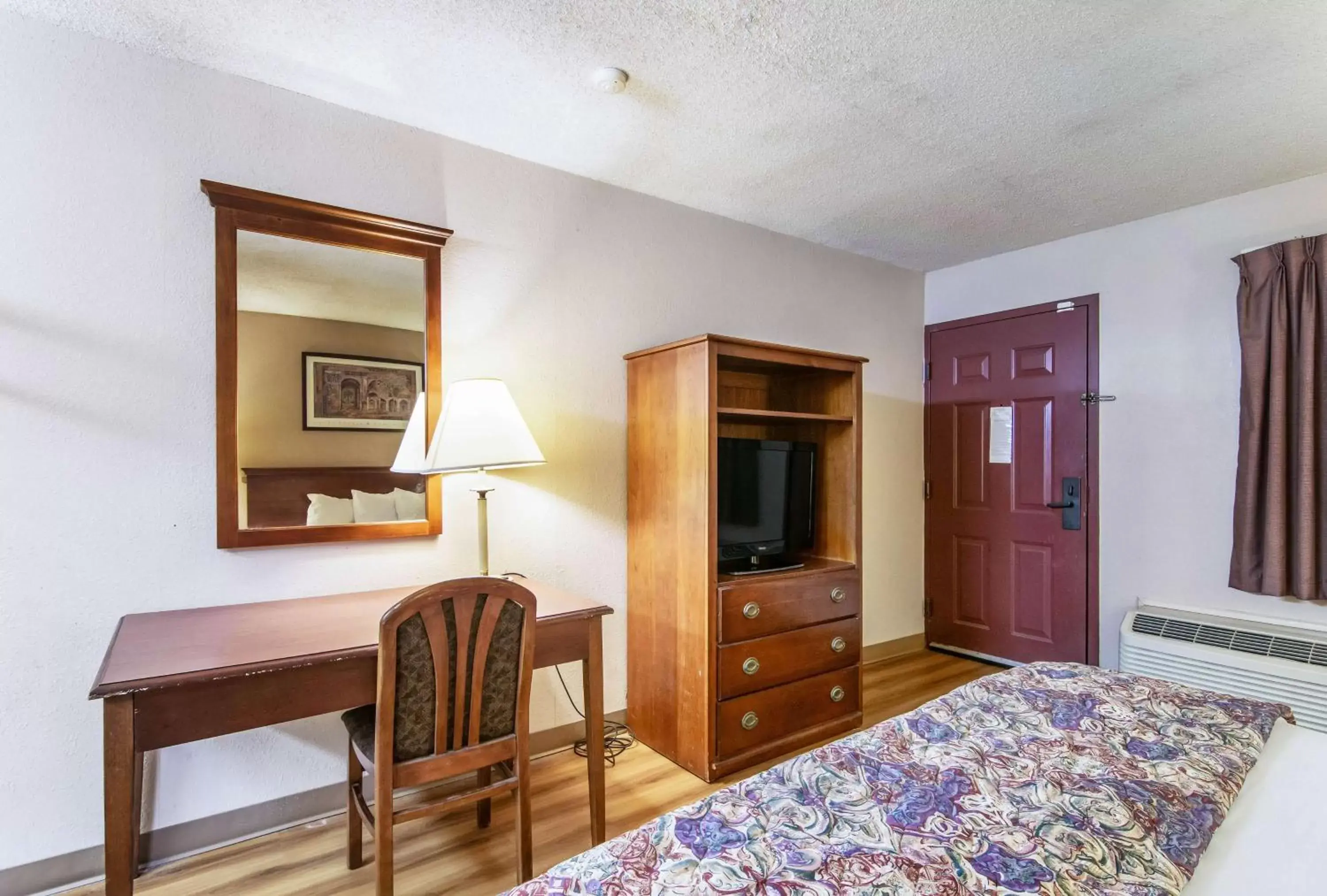 TV and multimedia, TV/Entertainment Center in Motel 6-Alsip, IL