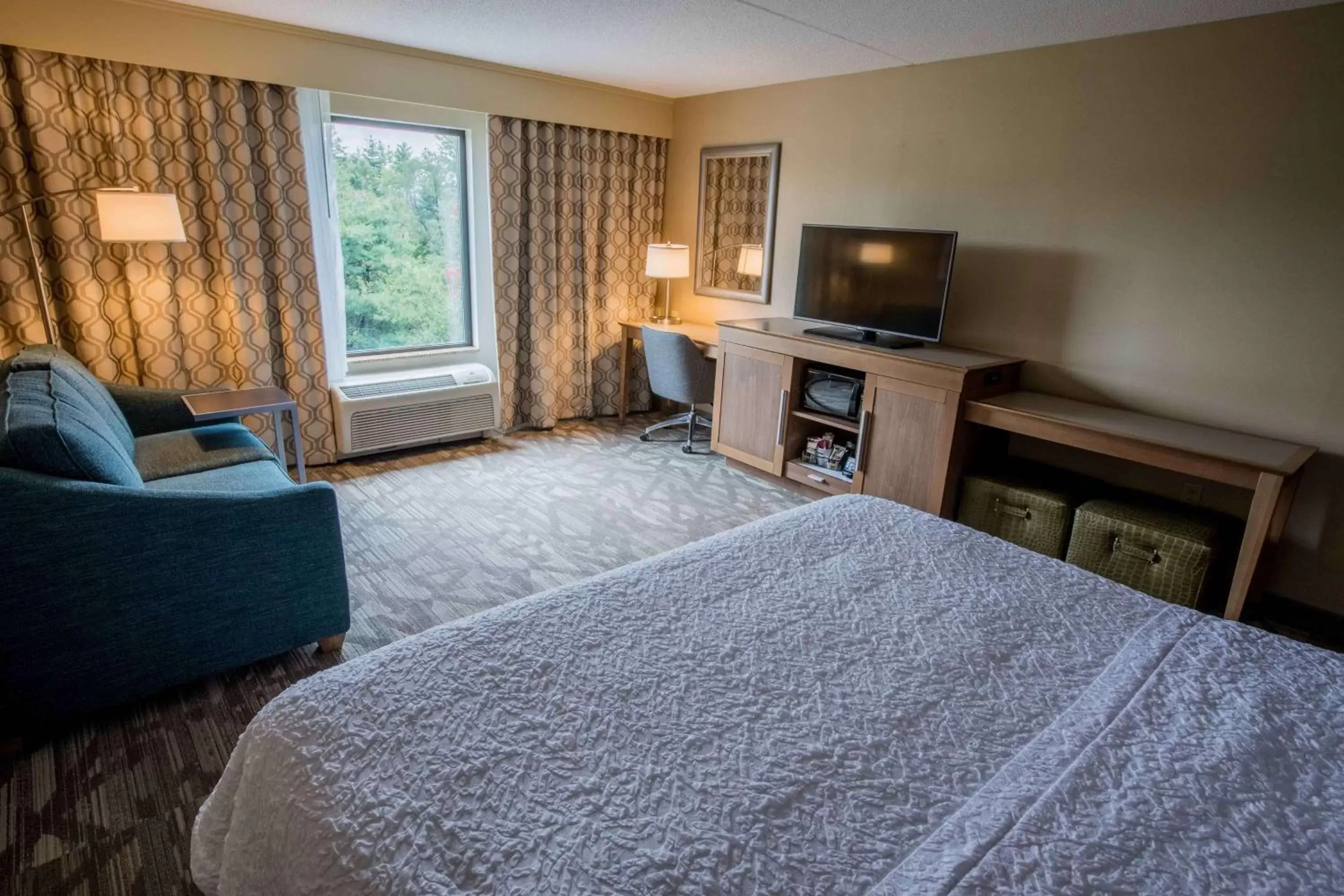 Bedroom, TV/Entertainment Center in Hampton Inn & Suites Tilton