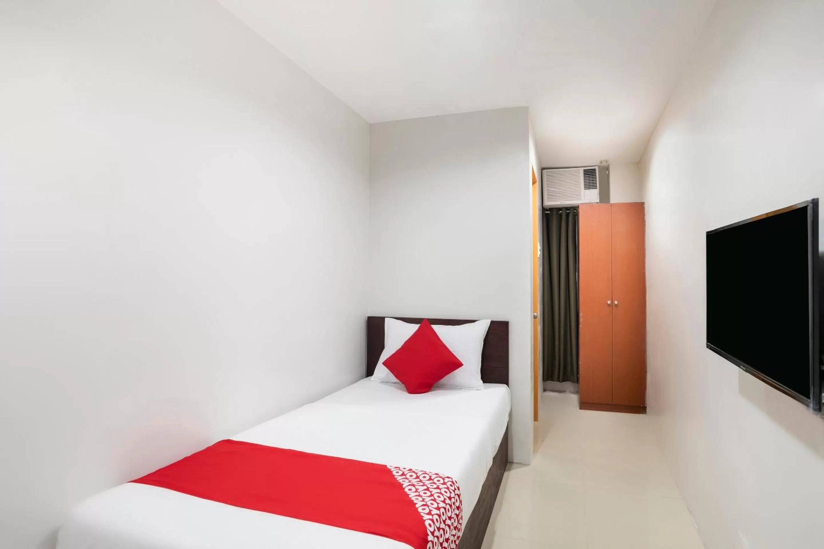 Bedroom, Bed in ELTI DORMITEL by BLUEBOOKERS