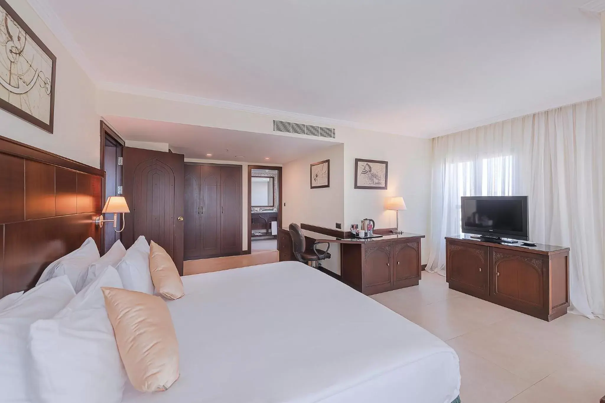 Bedroom, TV/Entertainment Center in Crowne Plaza Antalya, an IHG Hotel