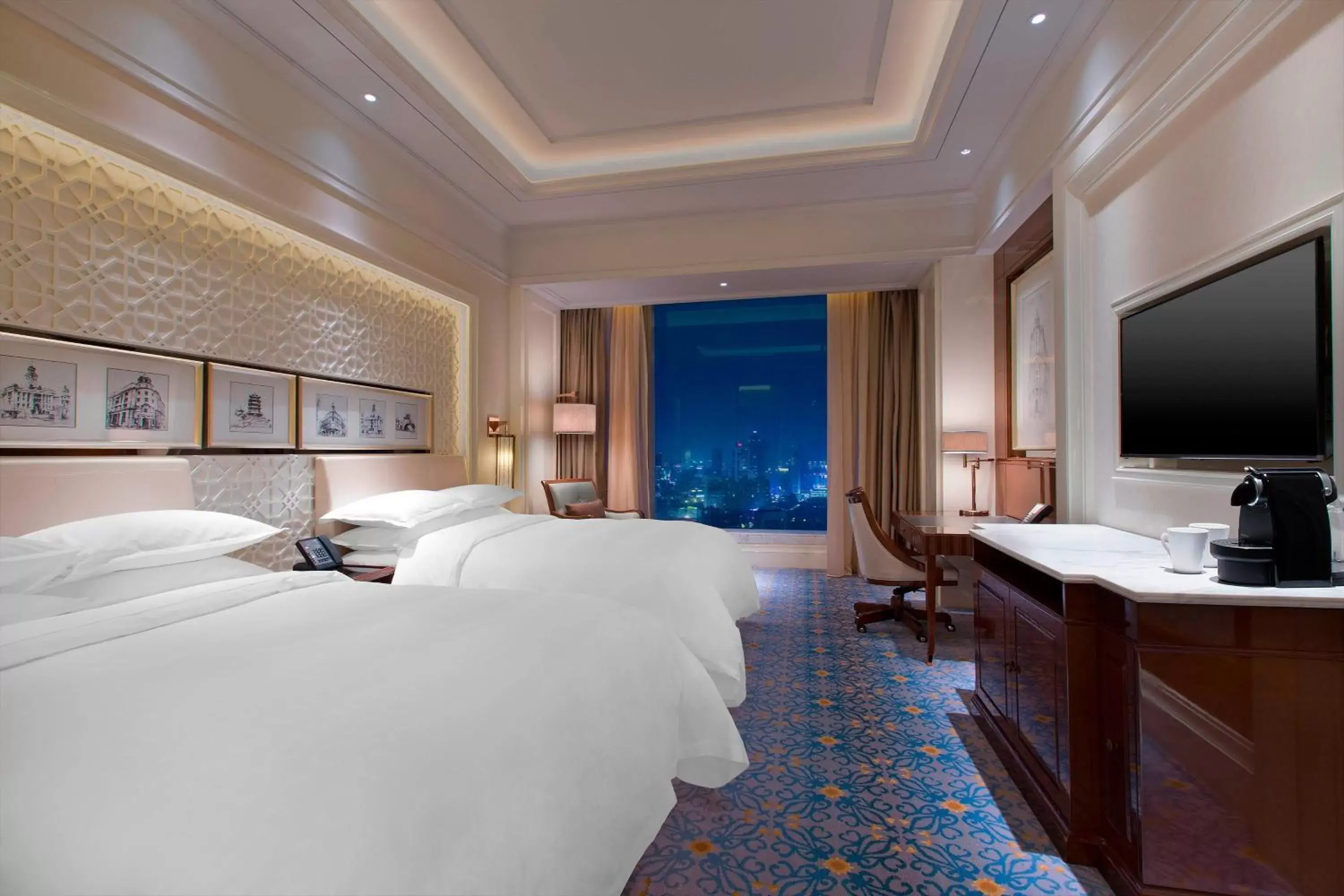 Photo of the whole room, Bed in Sheraton Grand Wuhan Hankou Hotel - Let's take a look at the moment of Wuhan