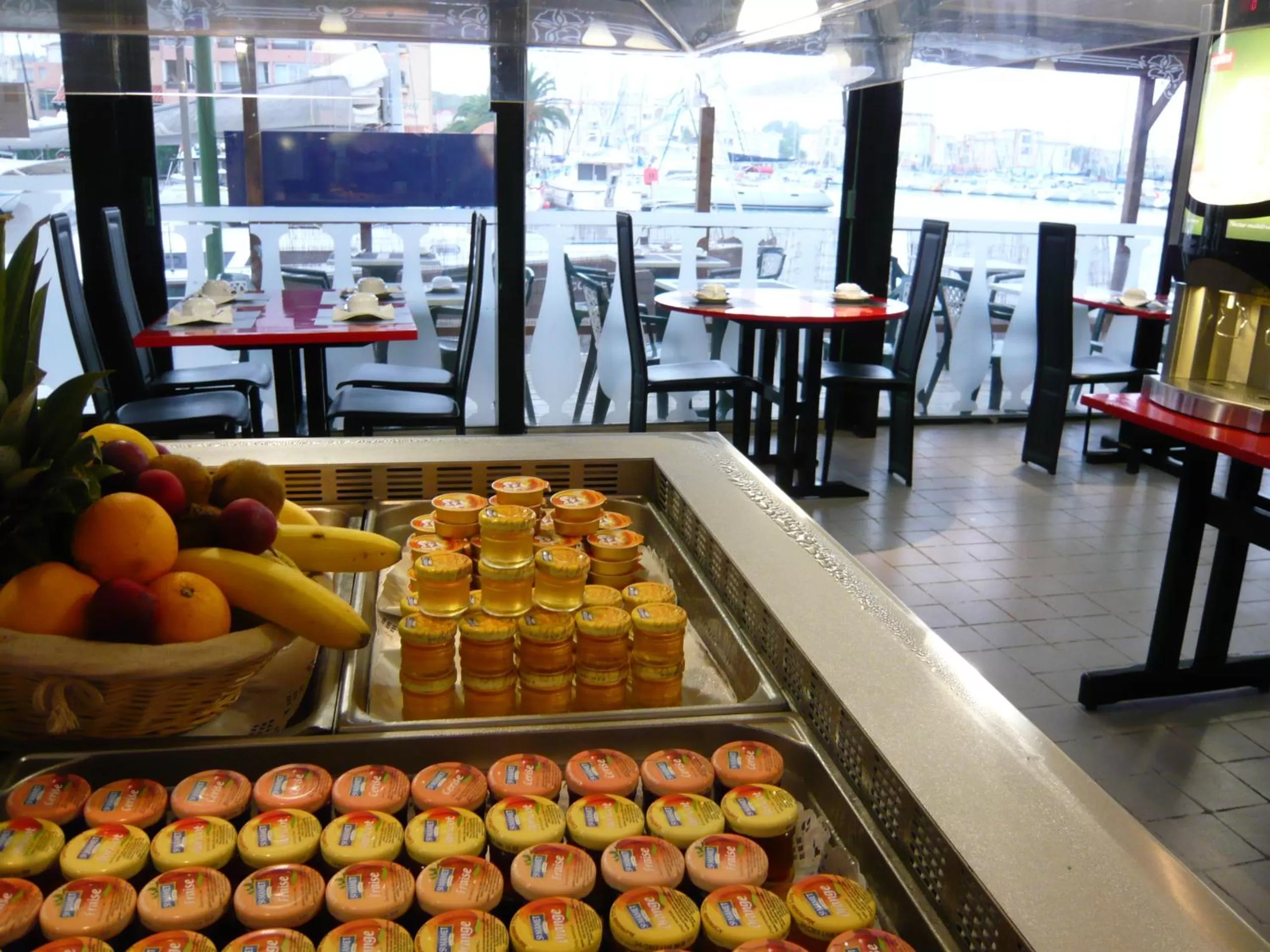 Restaurant/places to eat in Hôtel Port Beach