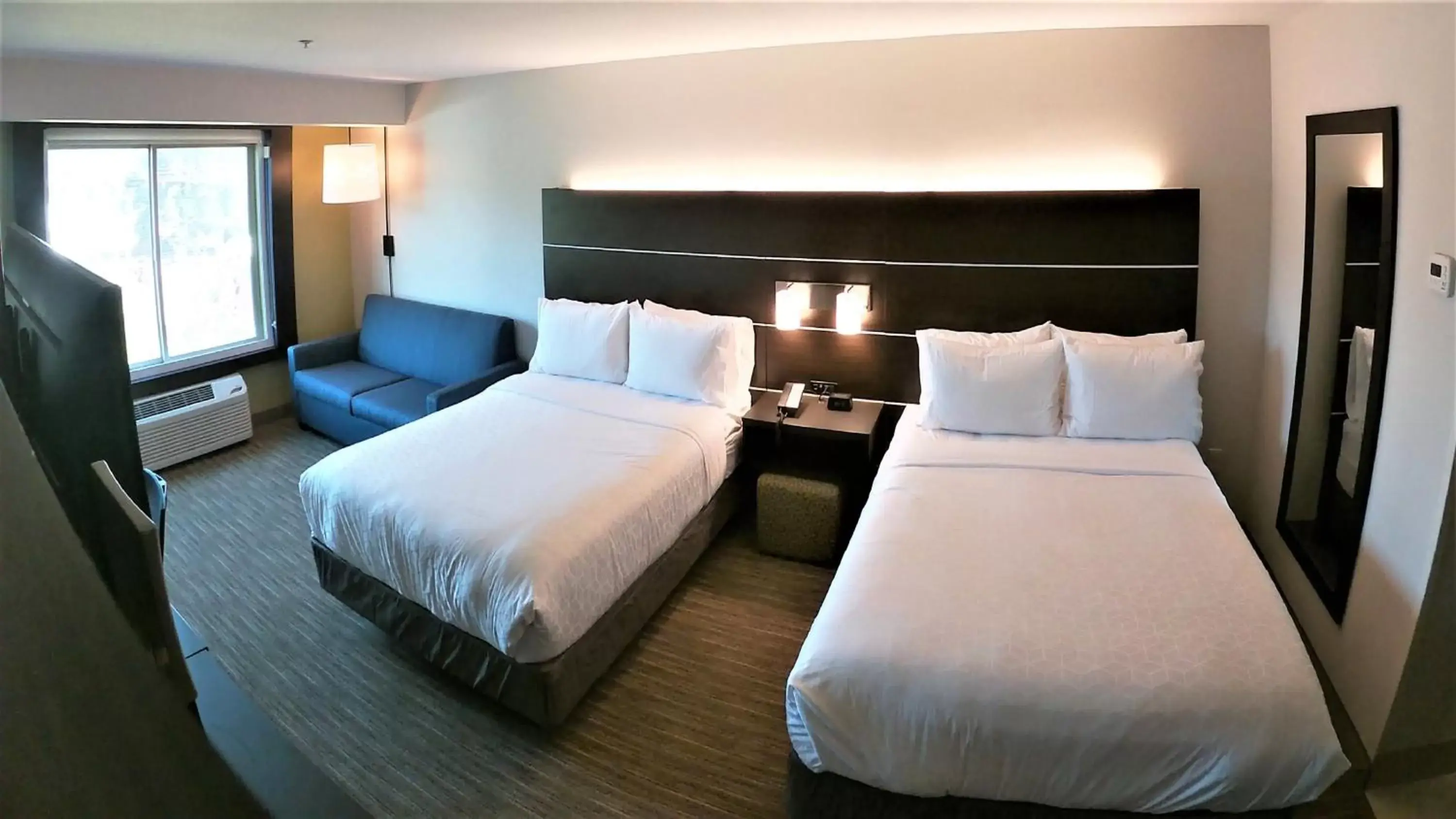 Photo of the whole room, Bed in Holiday Inn Express & Suites Hood River, an IHG Hotel