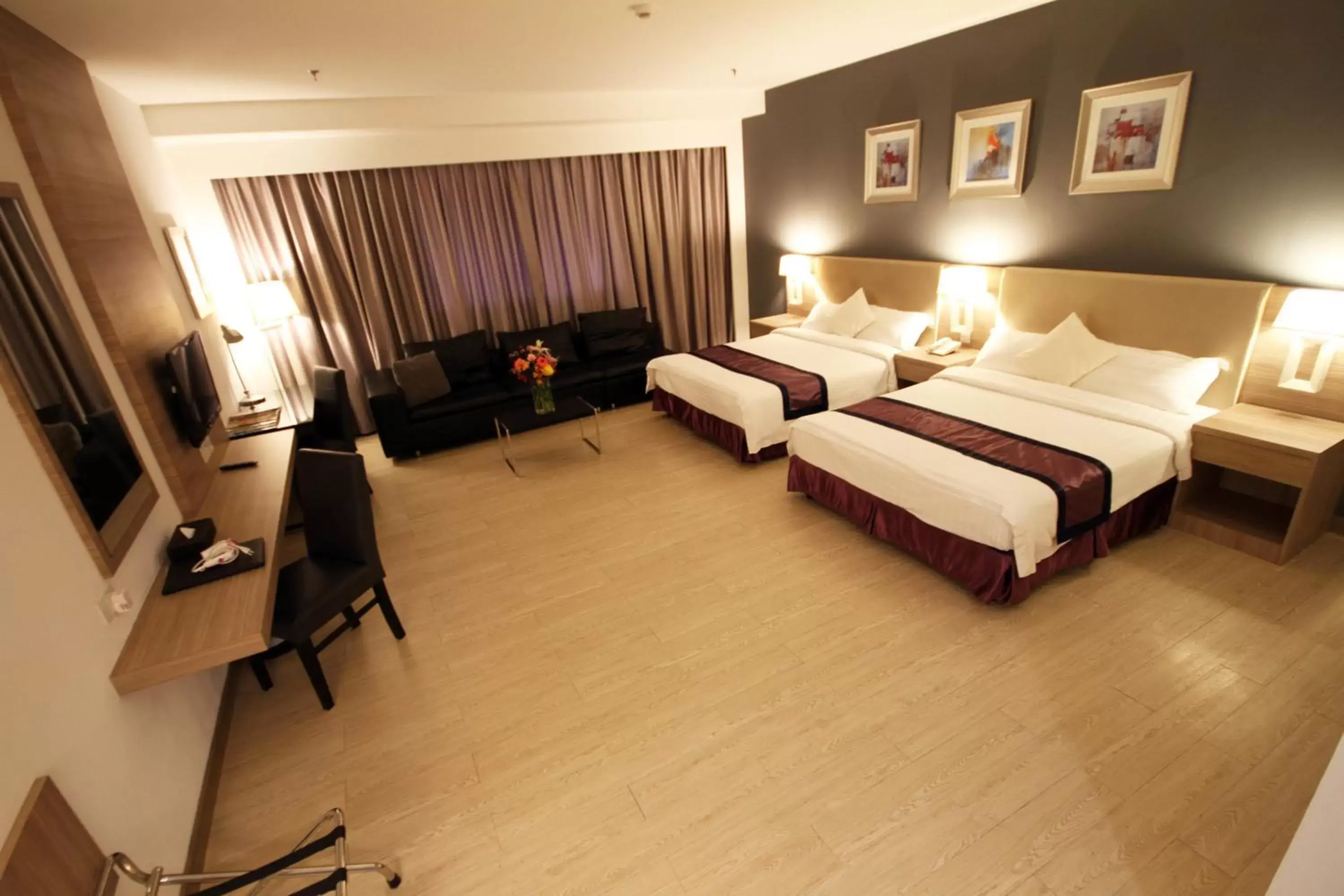 Executive Deluxe Double Queen Room in Badi'ah Hotel