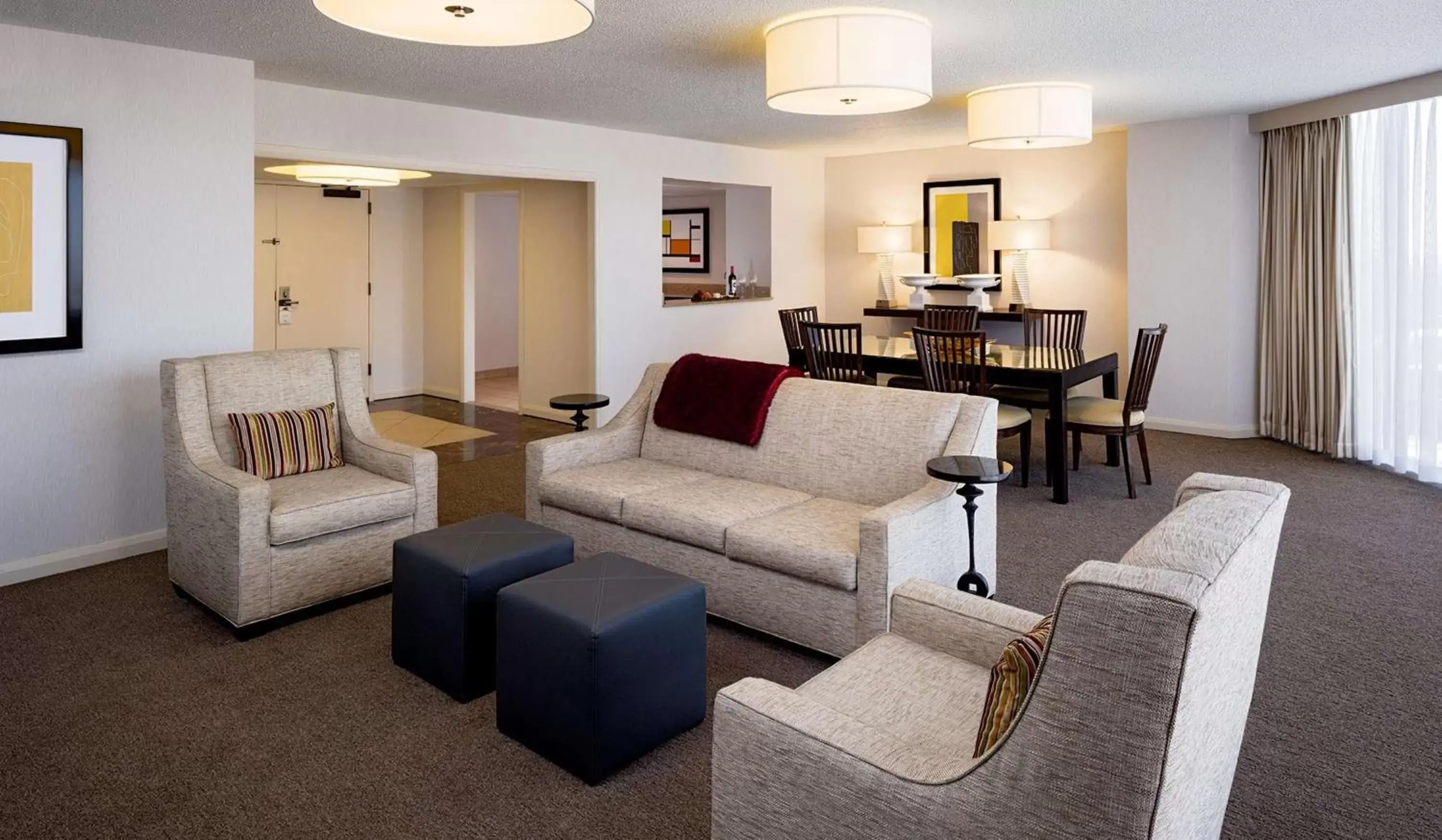Living room, Seating Area in DoubleTree by Hilton Hotel Houston Greenway Plaza