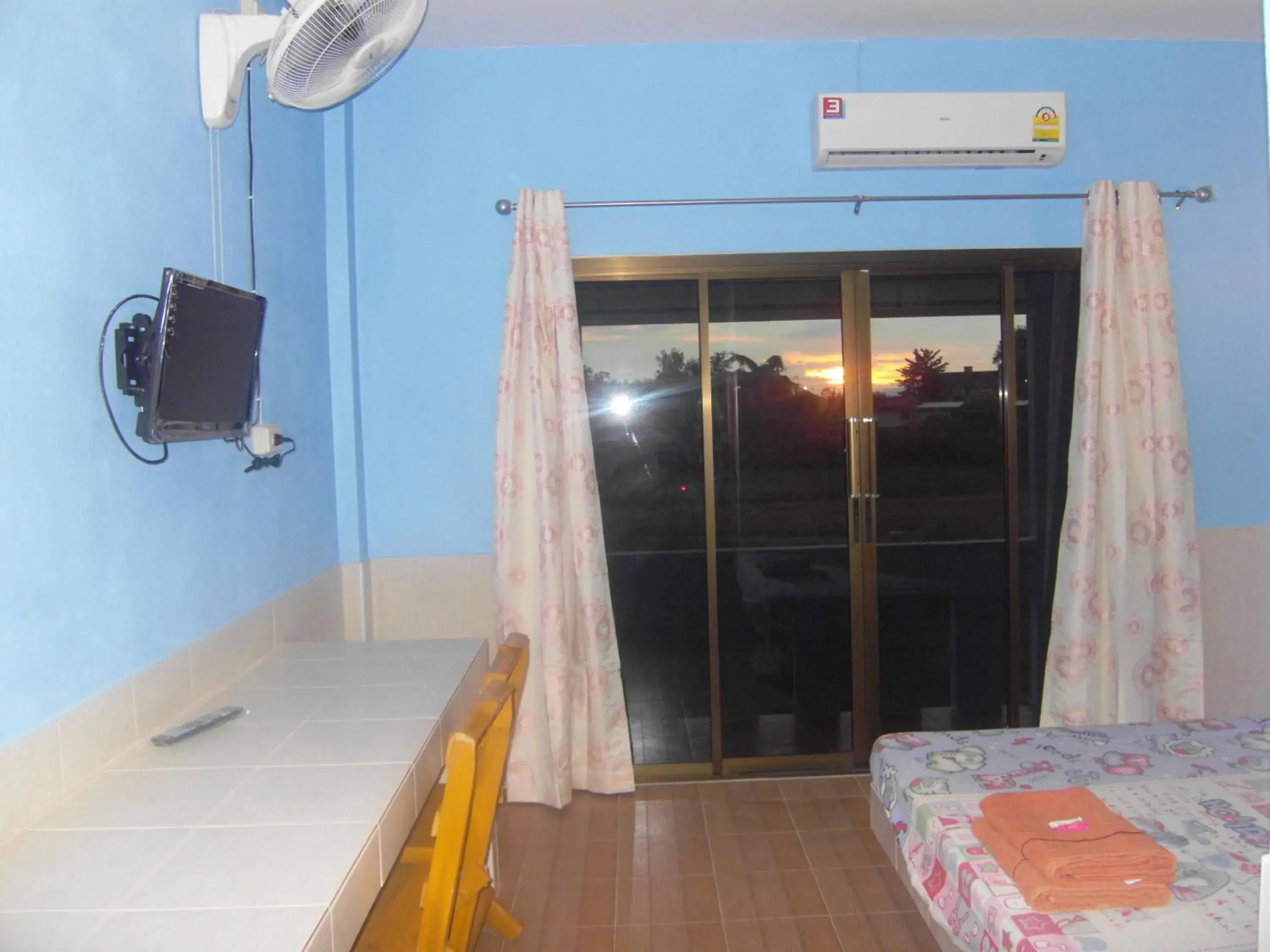 Photo of the whole room, TV/Entertainment Center in Rueang Sri Siri Guesthouse