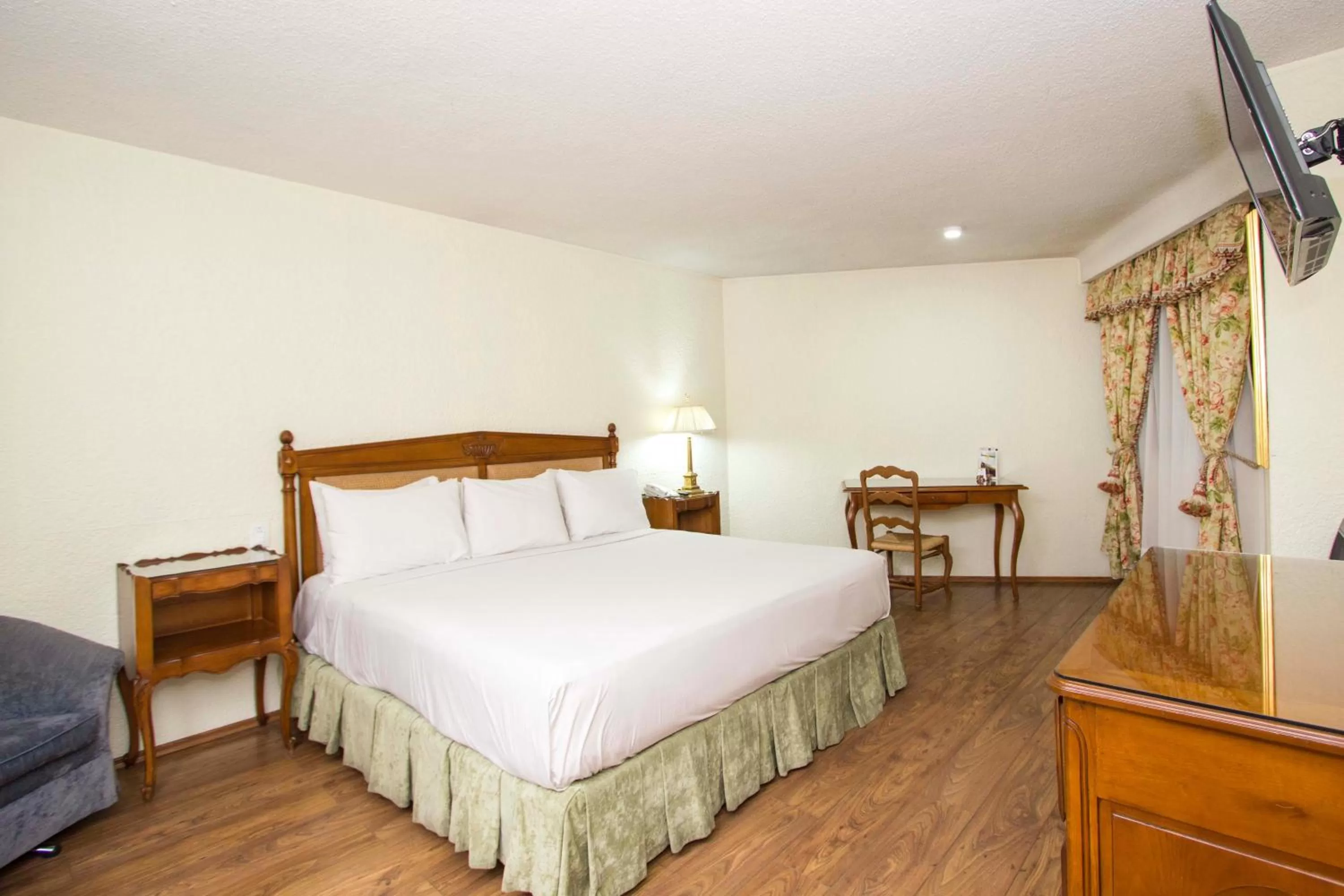 Photo of the whole room, Bed in Hotel Valle de Mexico Toreo