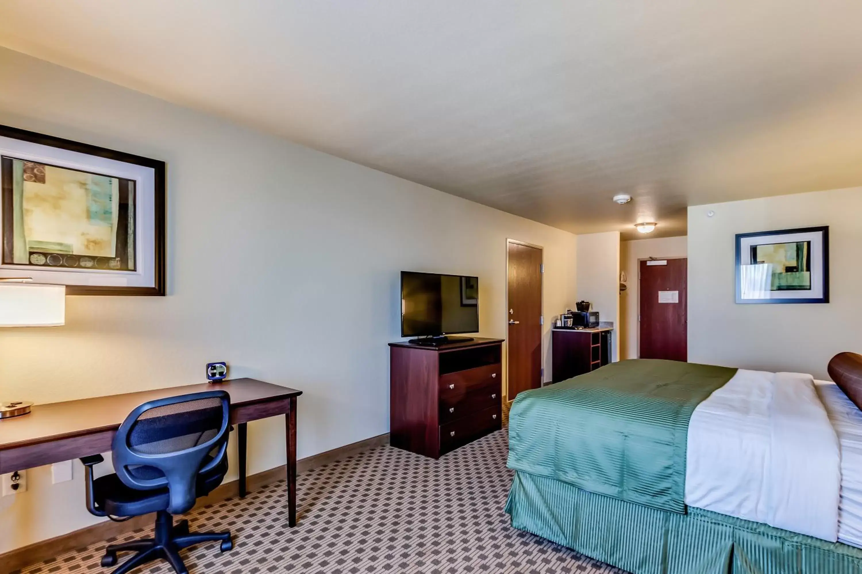 Bed, TV/Entertainment Center in Cobblestone Inn & Suites - Waverly