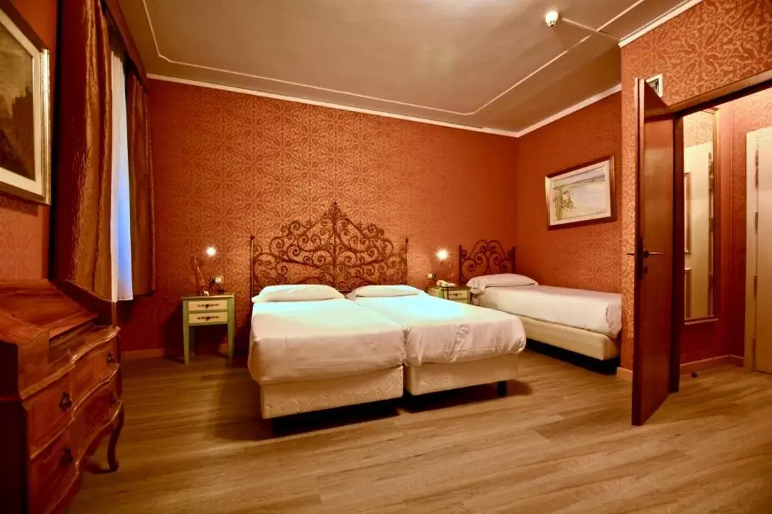 Bedroom, Bed in Hotel La Fenice et Des Artistes