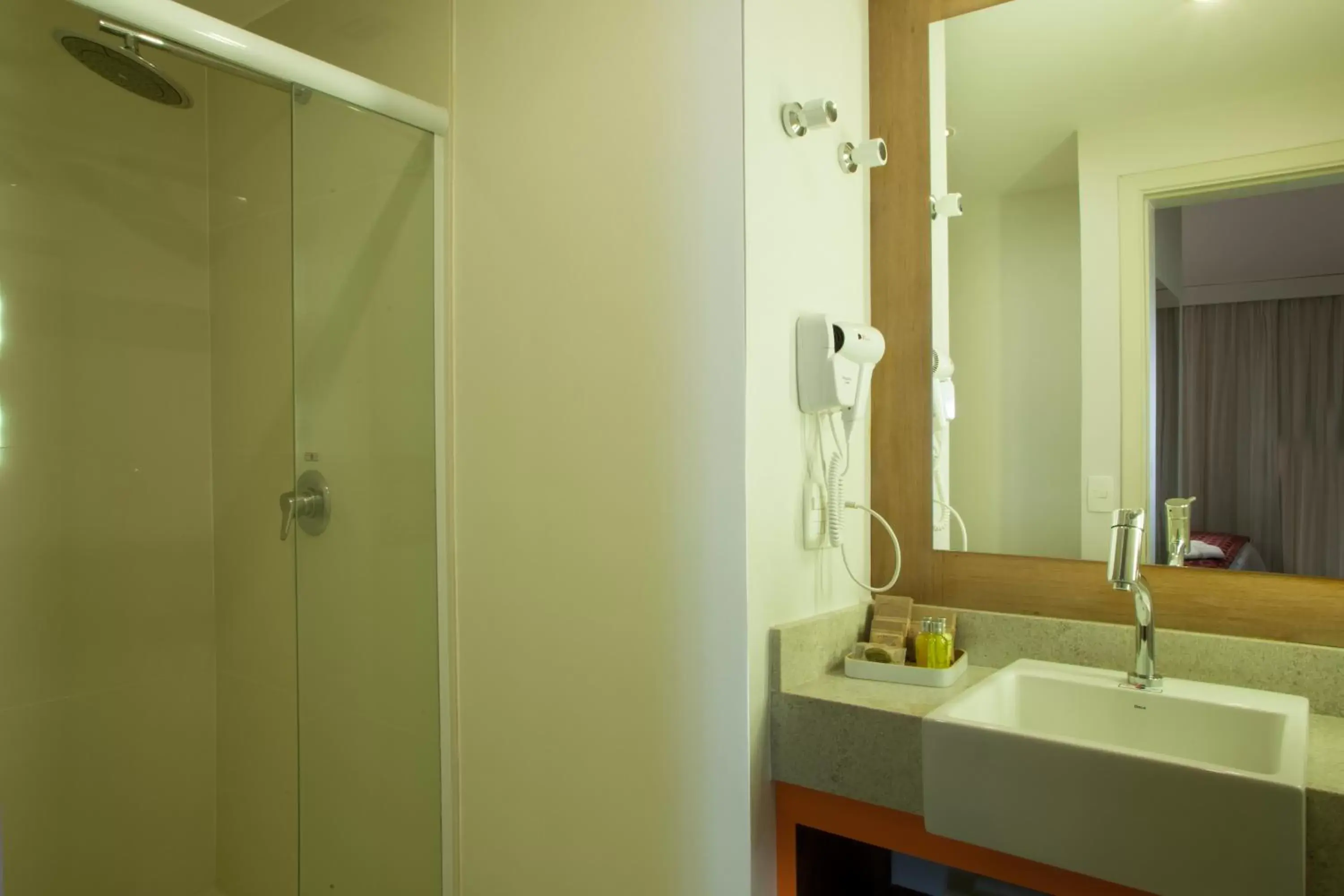 Shower, Bathroom in Quality Suites Alphaville