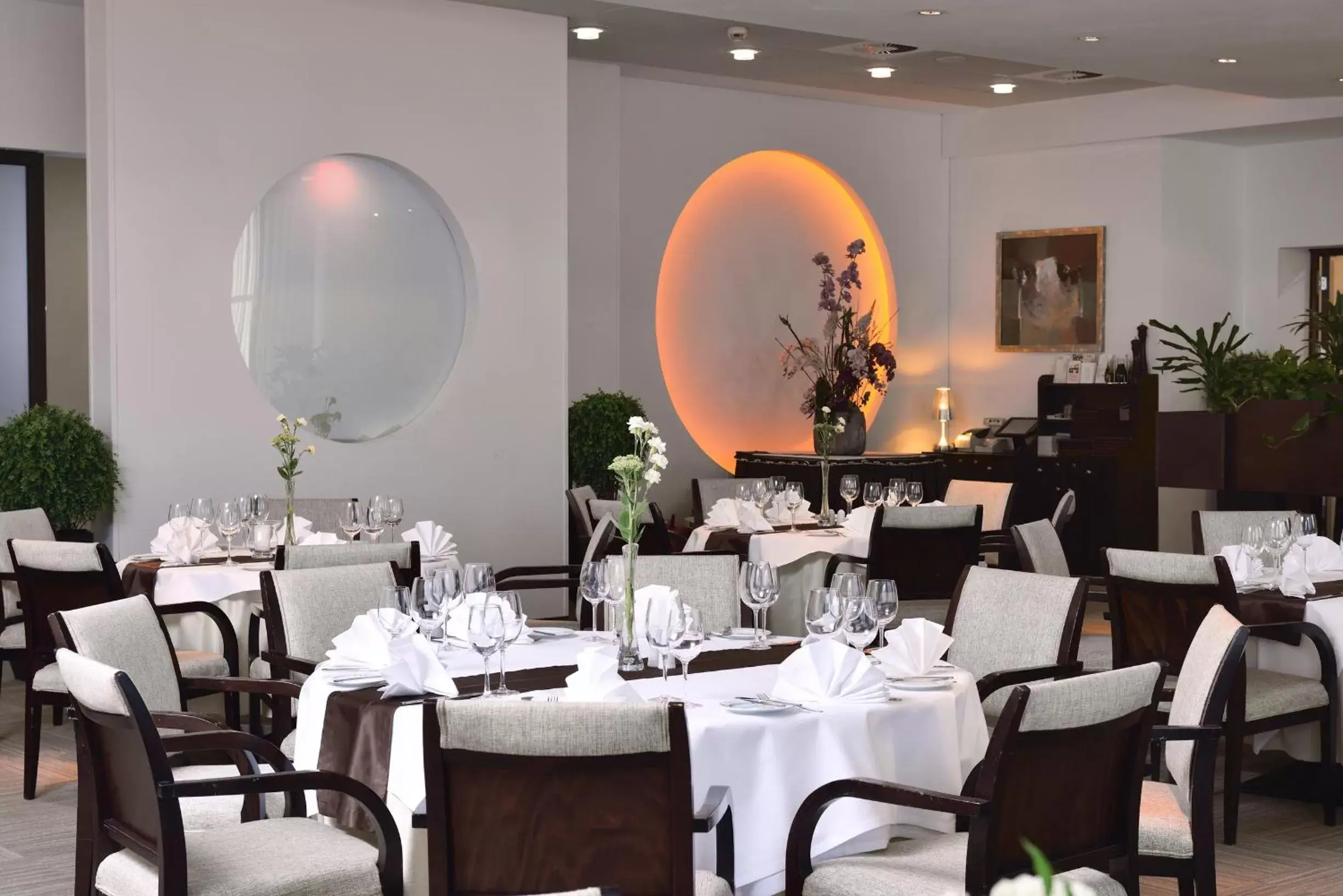 Restaurant/Places to Eat in City Hotel