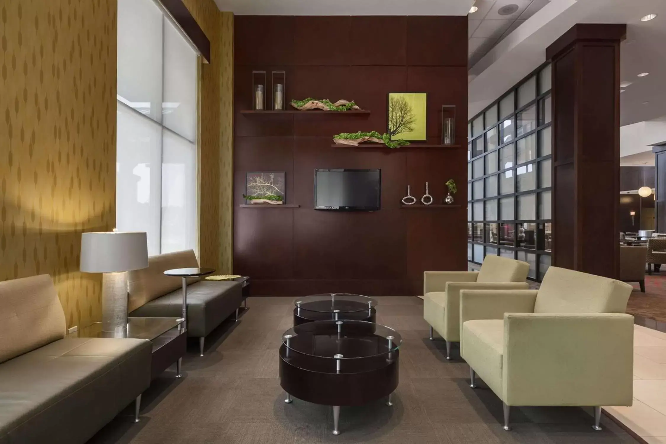 Lobby or reception, Lounge/Bar in Embassy Suites Savannah Airport