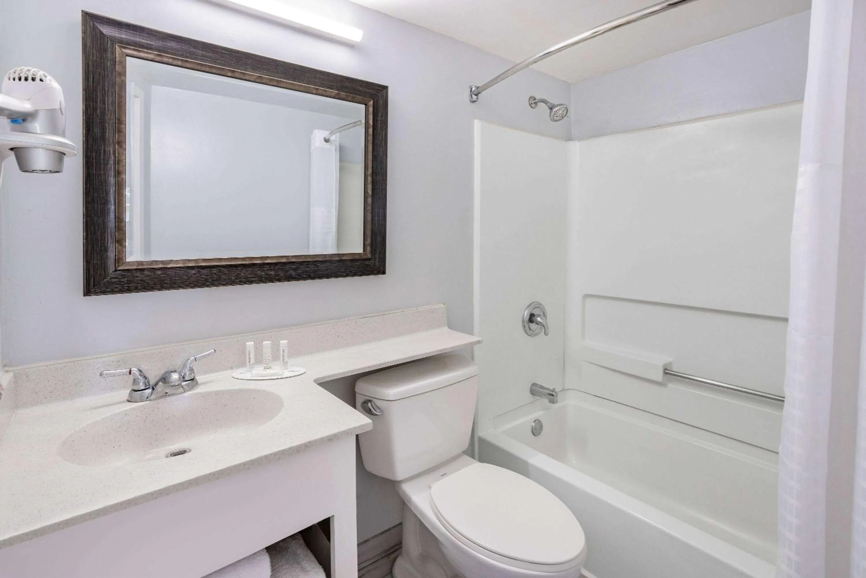 TV and multimedia in Days Inn & Suites by Wyndham Colonial