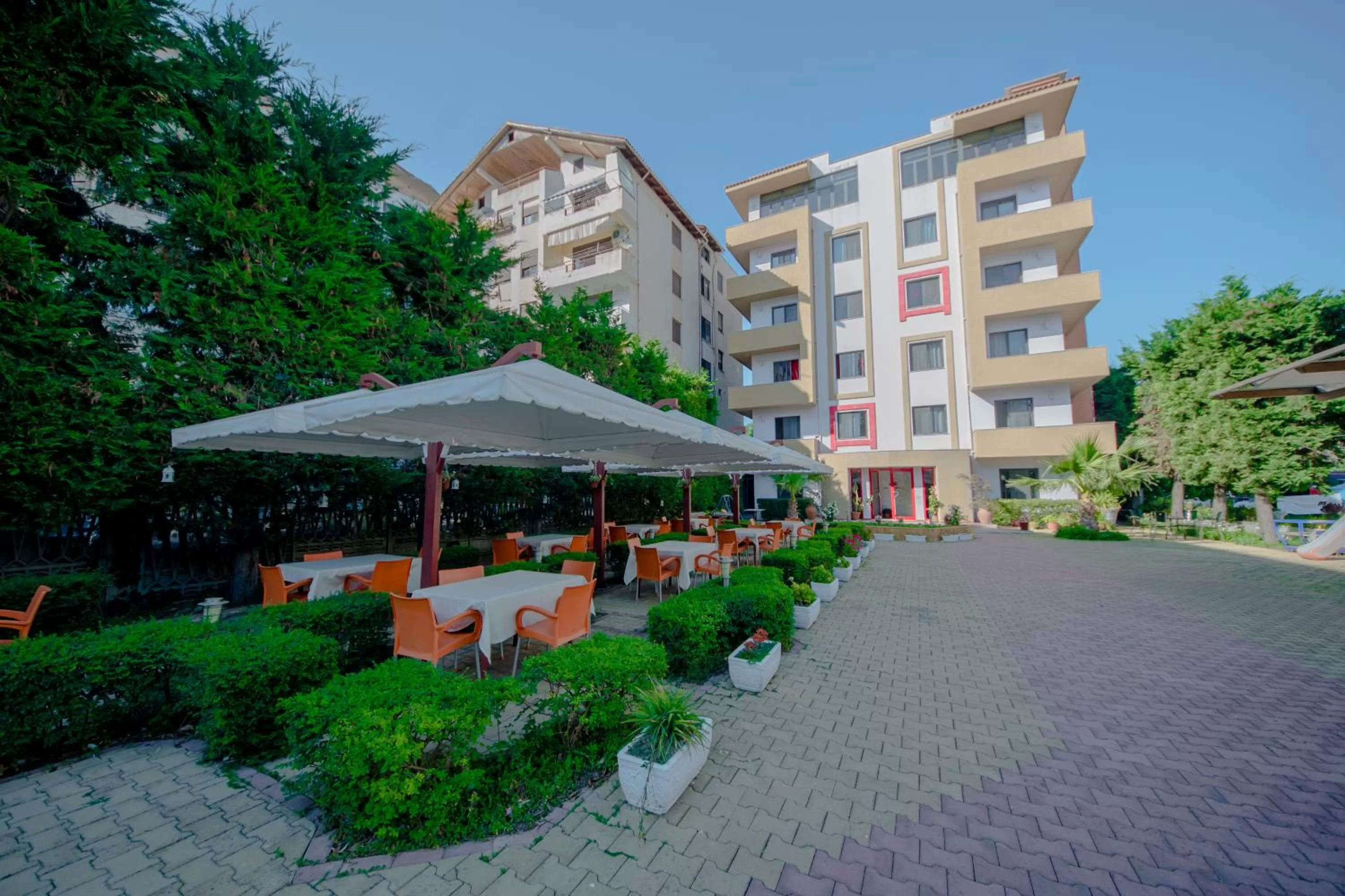 Restaurant/places to eat in Kadrisa Hotel