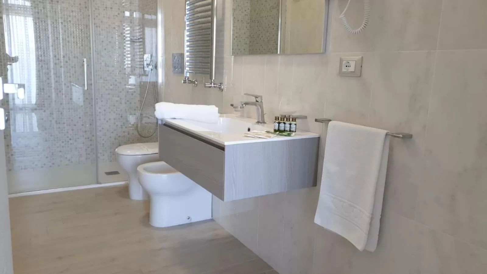 Shower in Hotel Aurora