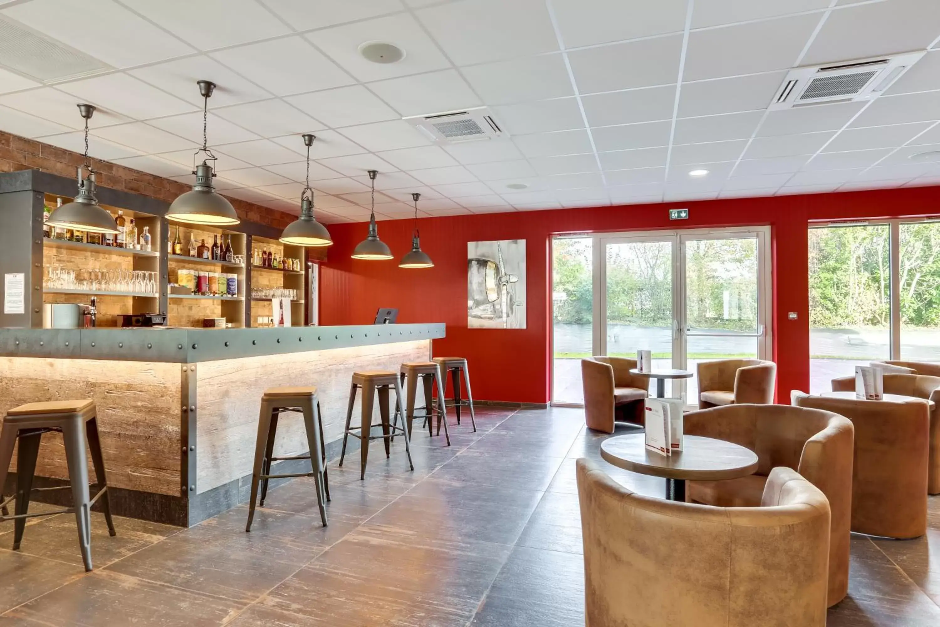 Lounge or bar in The Originals City, Hôtel Caen Mémorial Lounge or bar in The Originals City, Hôtel Caen Mémorial