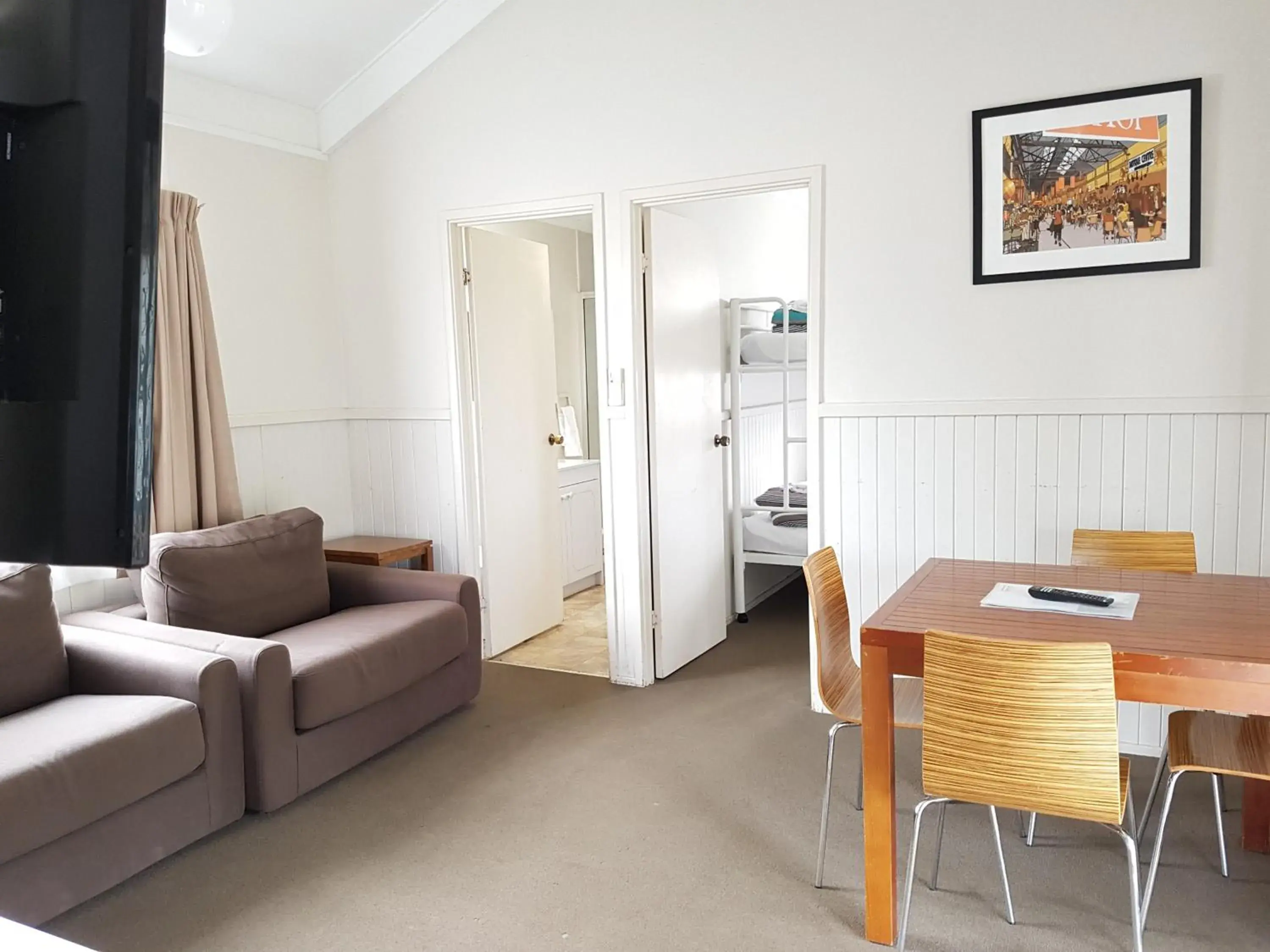 Living room, Seating Area in Canberra Carotel Motel