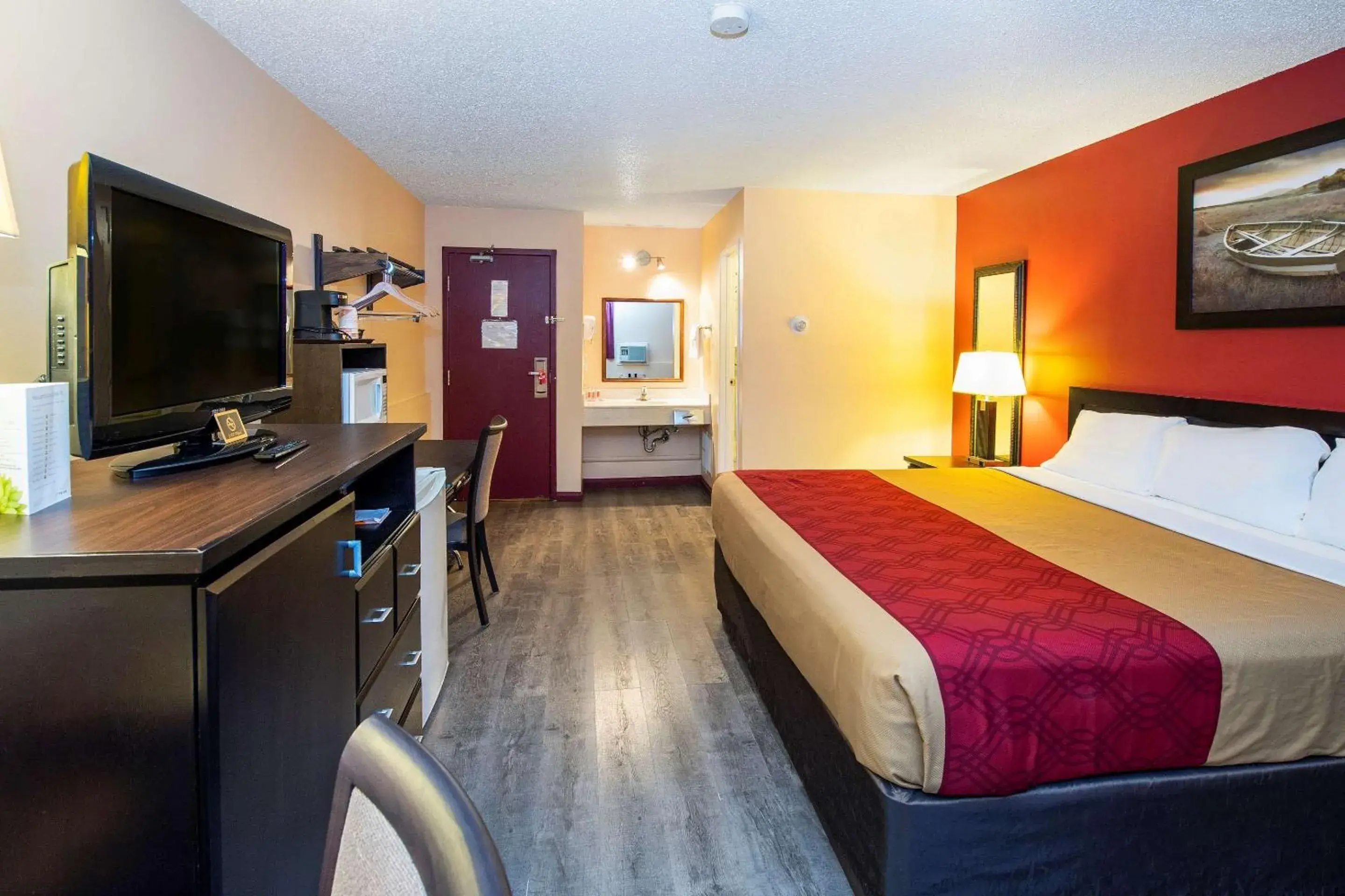 Bedroom, TV/Entertainment Center in Econolodge Edson