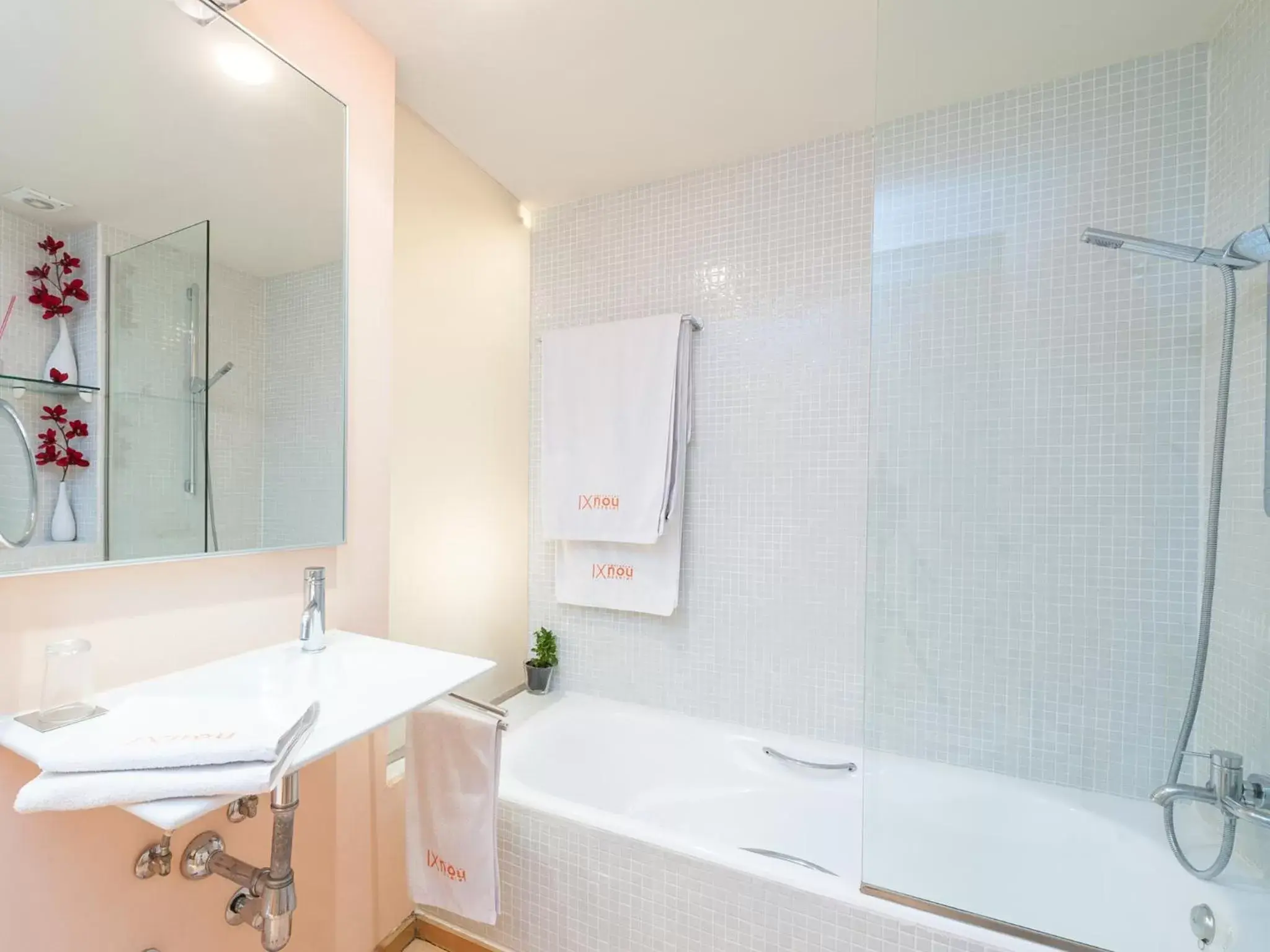 Shower, Bathroom in Cas Ferrer Nou Hotelet